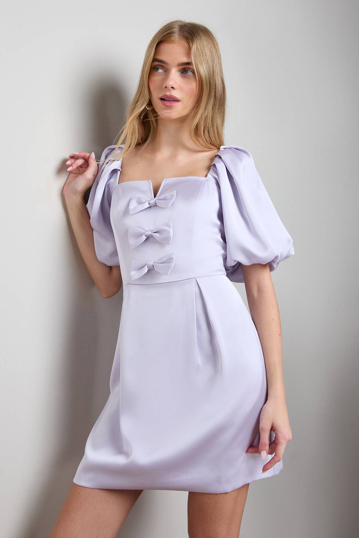 Oasis Robe Mini à Encolure Carrée avec Nœud Devant en Satin