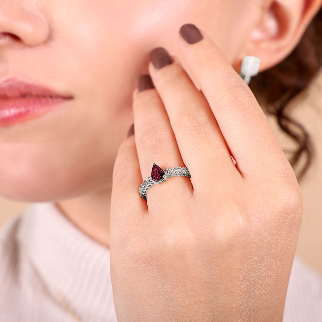 Rubinring 750/18 K Weissgold mit Diamanten 0.16 ct H/si