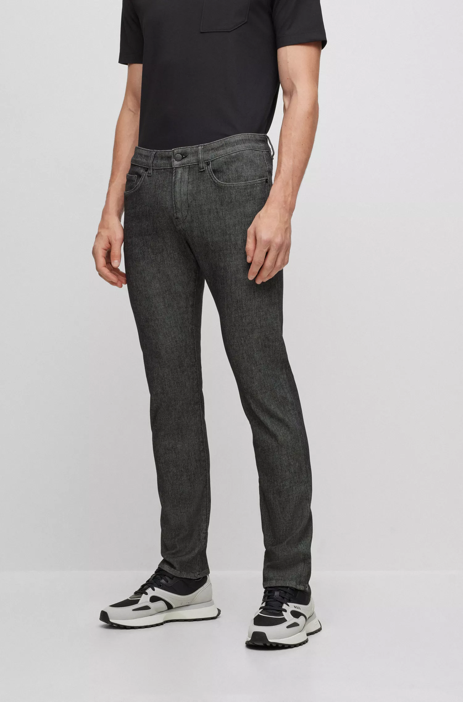 Calça jeans BOSS preta, corte slim, em denim de malha elástica de alta performance.