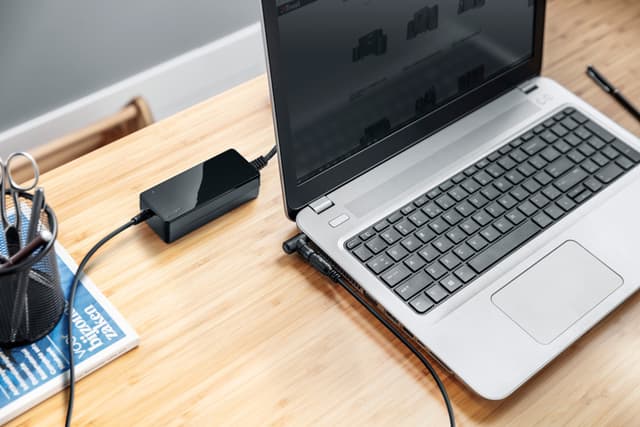 Trust Primo 90W universel oplader til bærbar computer