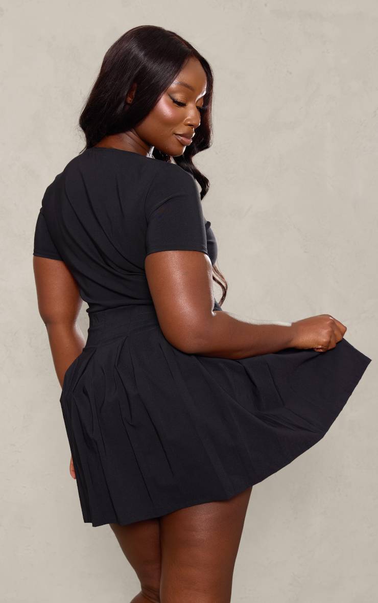 Noir Robe Courte Ajustée Grande Taille Avec Détail D'ourlet Plissé