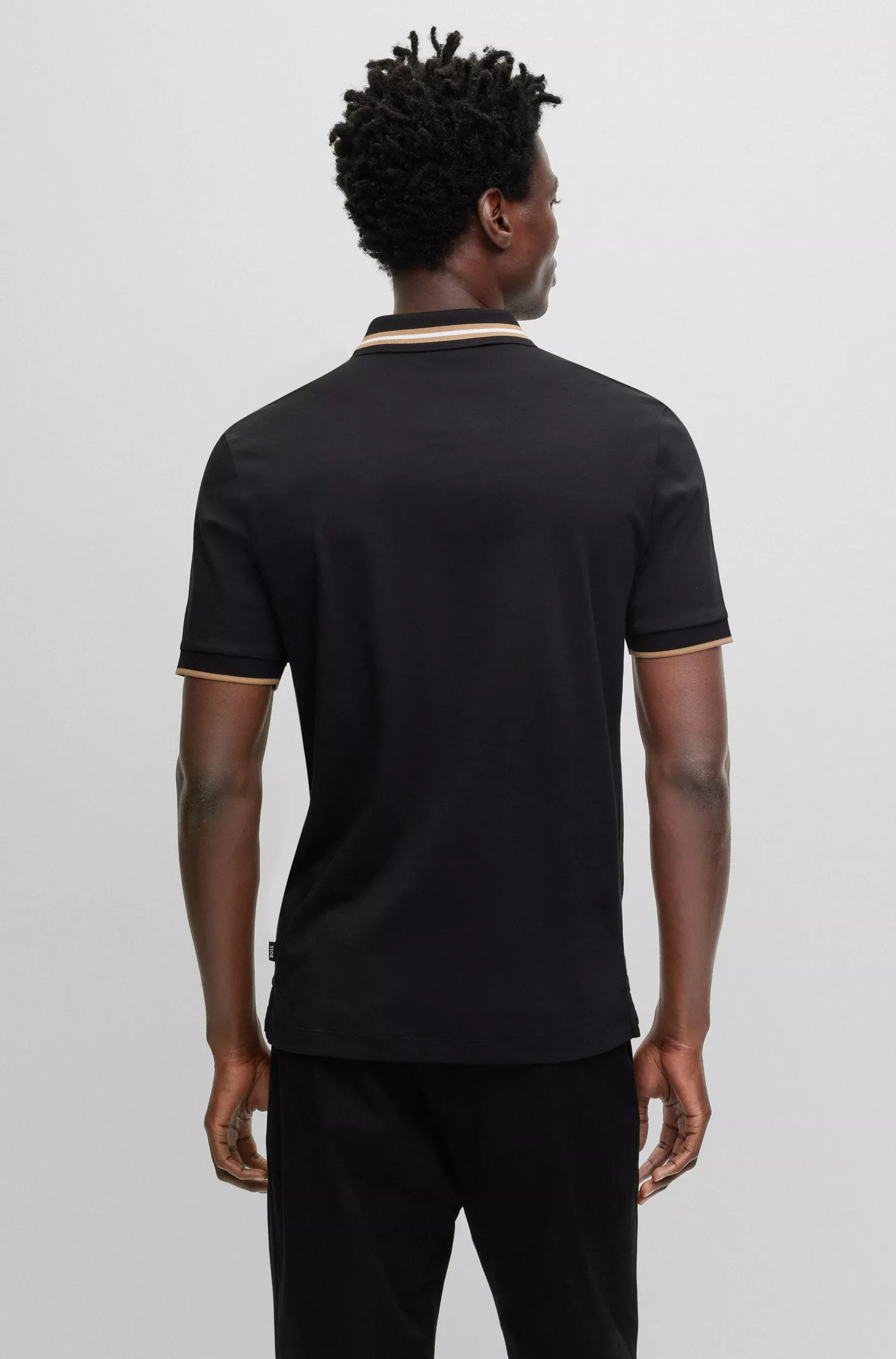 Camisa polo BOSS preta em algodão mercerizado com emblema da marca.