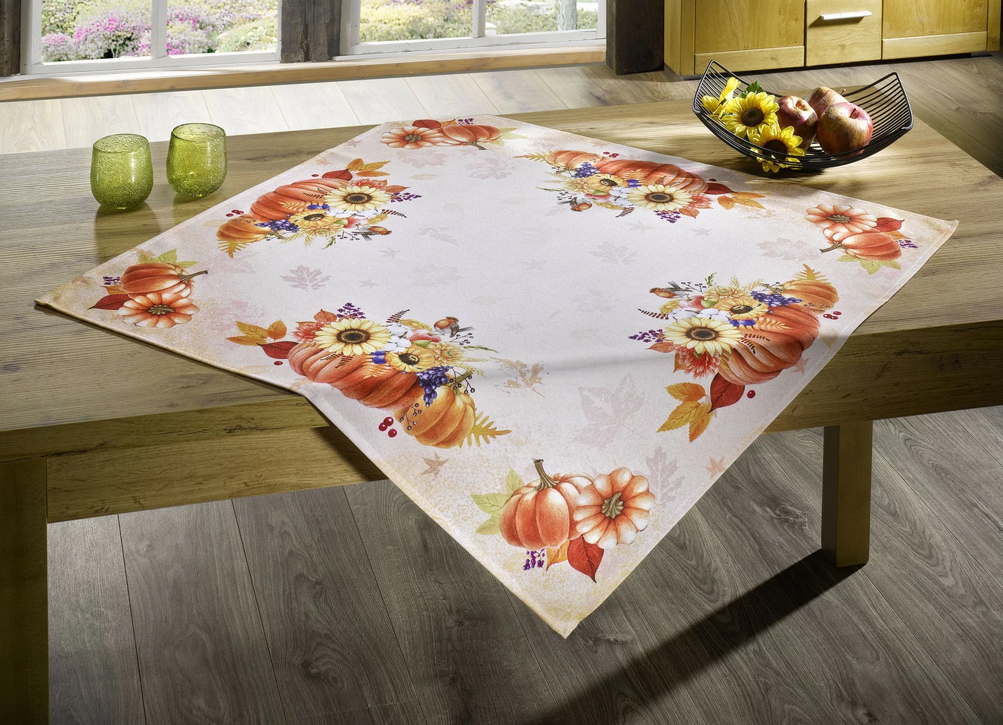 Tisch- und Raumdekoration mit herbstlichen Motiven