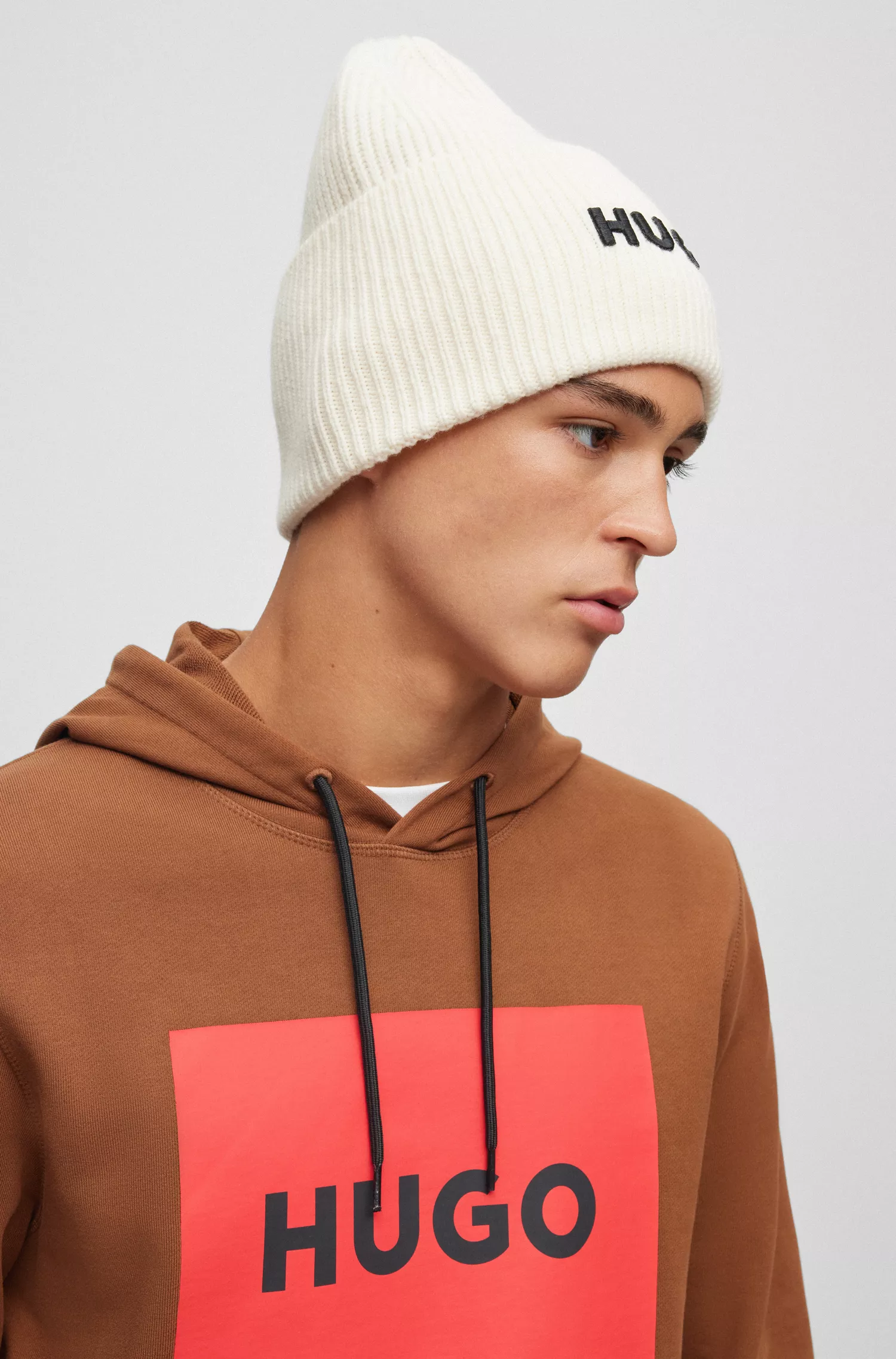 Gorro HUGO com logotipo vermelho bordado em mistura de lã virgem.