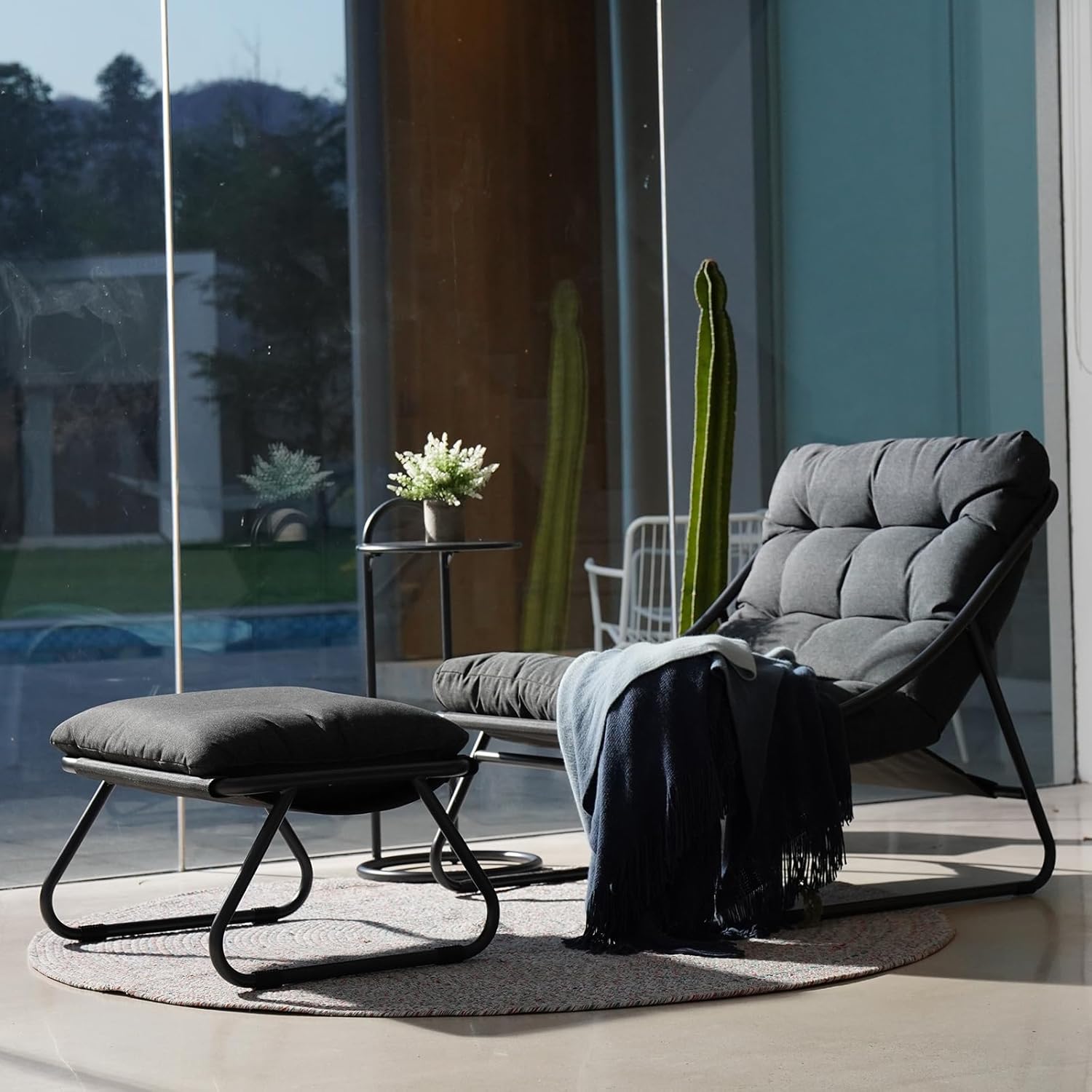 Grand patio Loungesessel Outdoor Gartenliege, Relaxsessel Sonnenliege Wetterfest, Liegestuhl mit Beistelltisch und Gartenhocker, Weiche Auflage, für Garten,Terrasse, Belastbarkeit 150 kg, Dunkelgrau