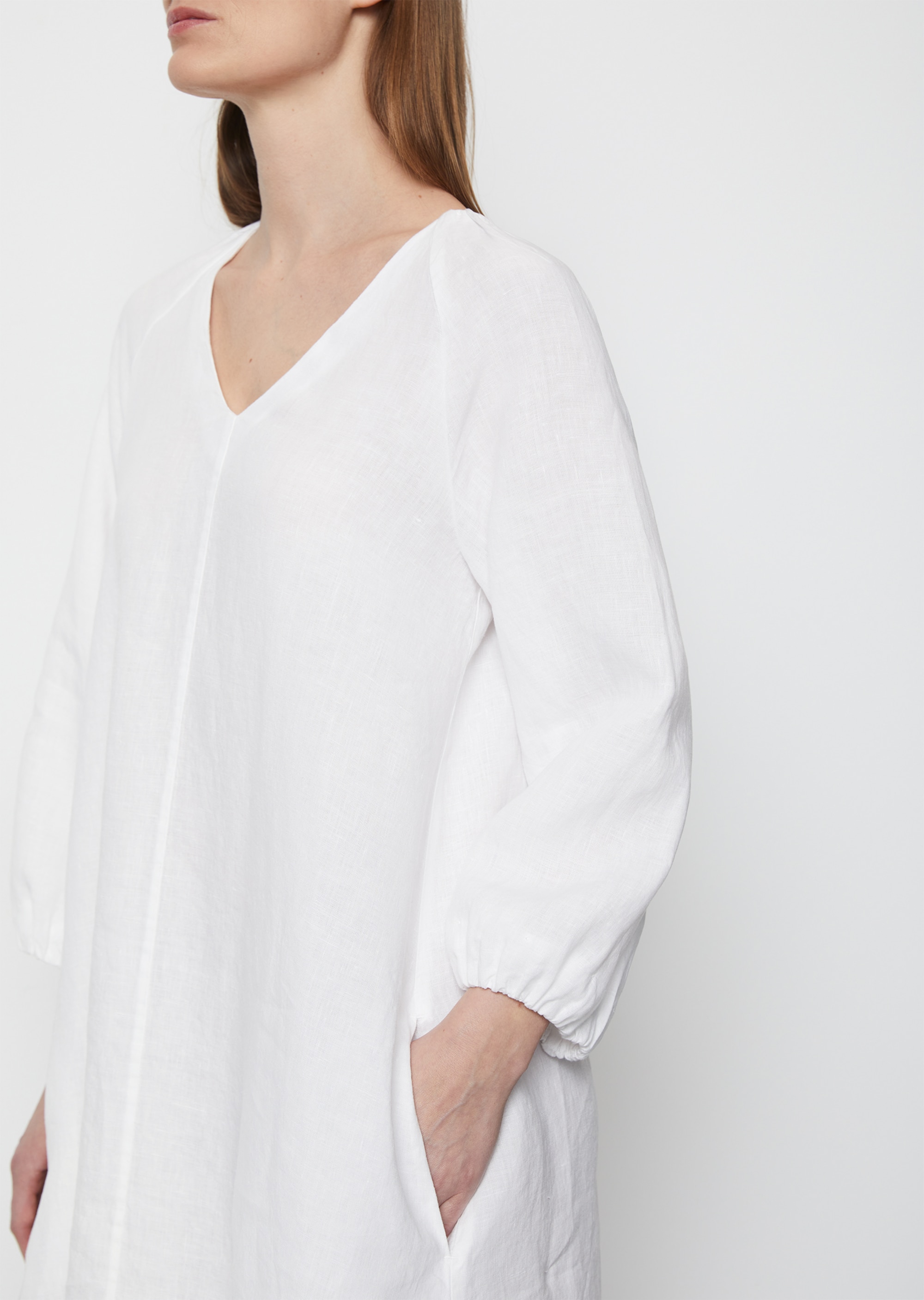 Kurzes Leinen-V-Neck-Kleid in A-Linie geschnitten