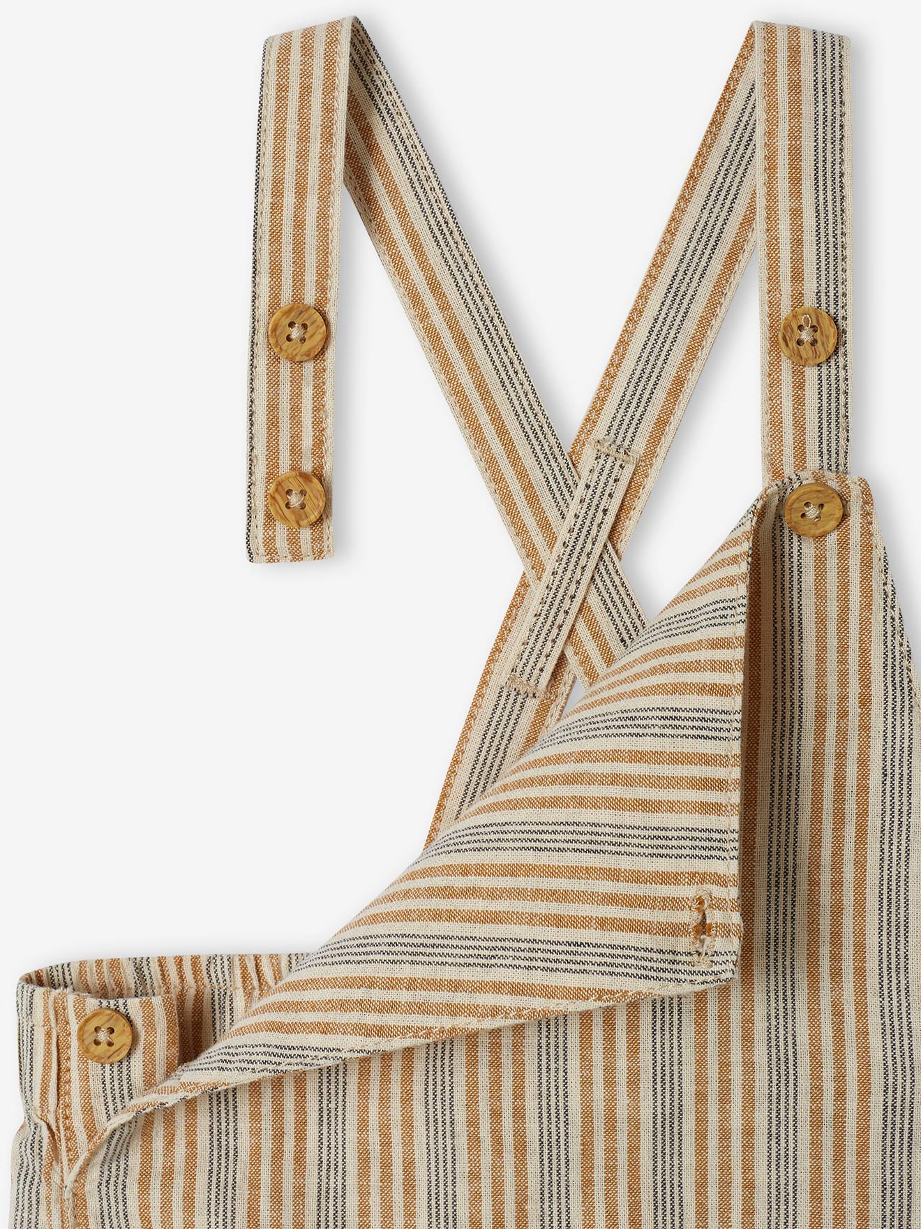 Roupa de bebê: camiseta listrada bege e jardineira.