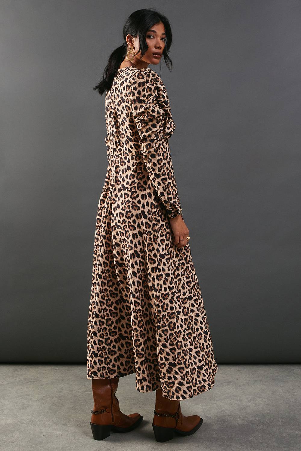 Warehouse Robe Mi-Longue à Imprimé Léopard en Viscose avec Col V et Manches Longues Bouffantes
