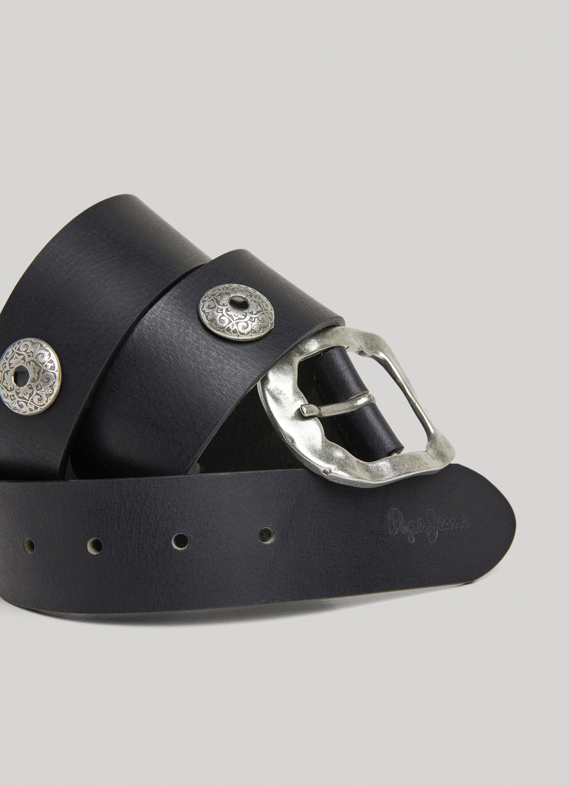 Cinto de couro com fivela de metal - preto