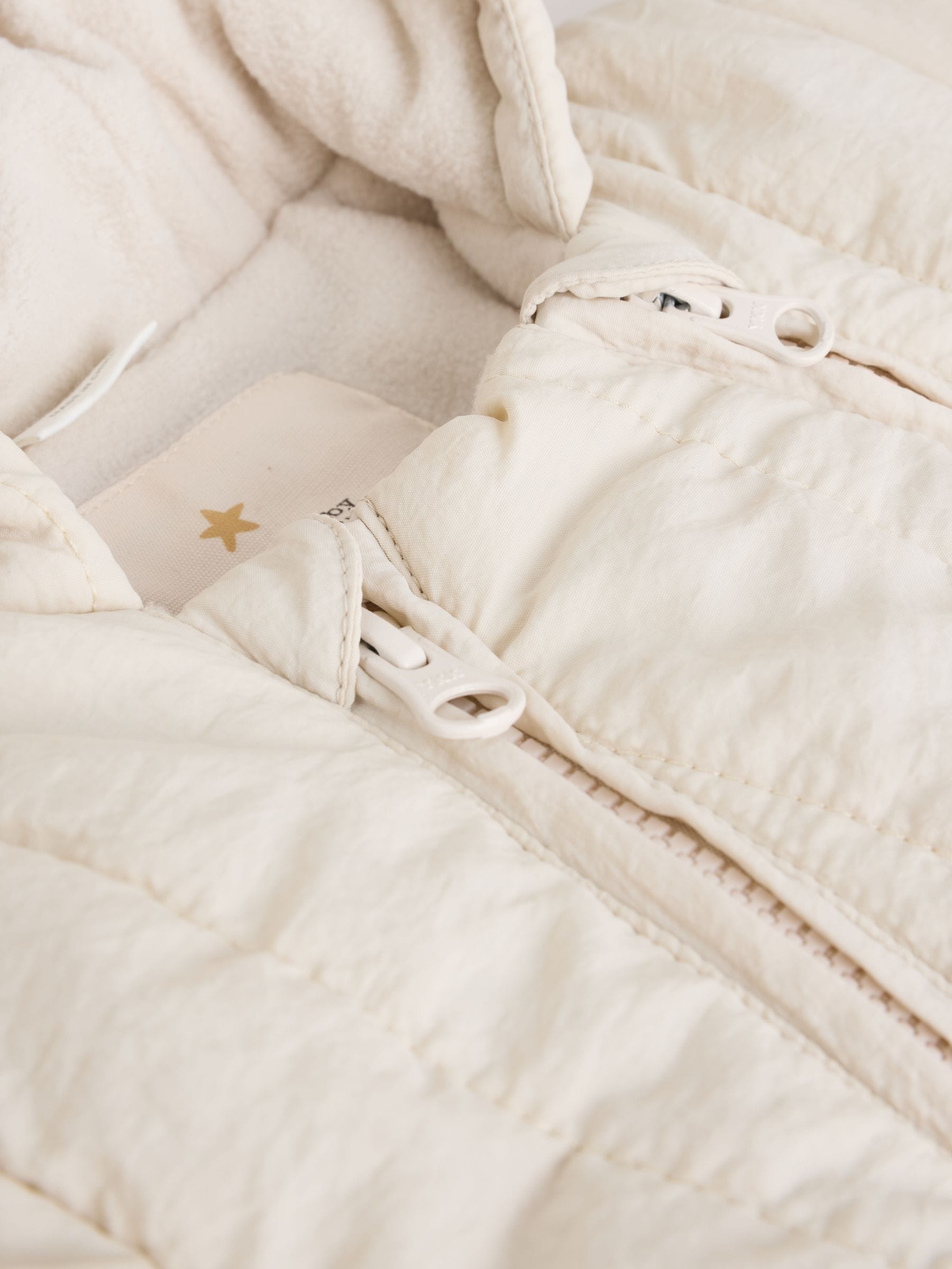 Ecru Little One rug-slogan - Doorgestikt nylon babypak