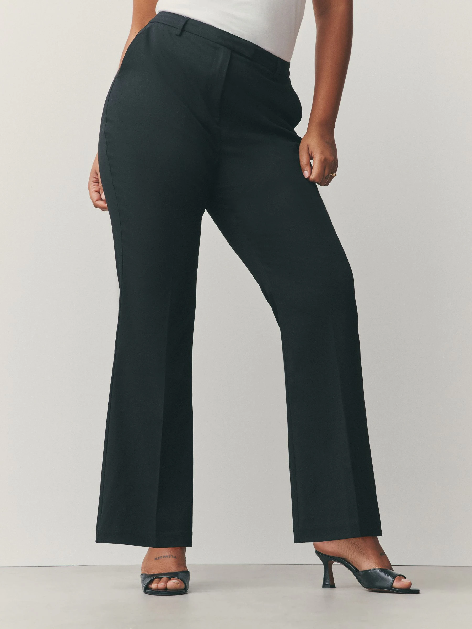 Zwart - Modieuze Hourglass broek met bootcut