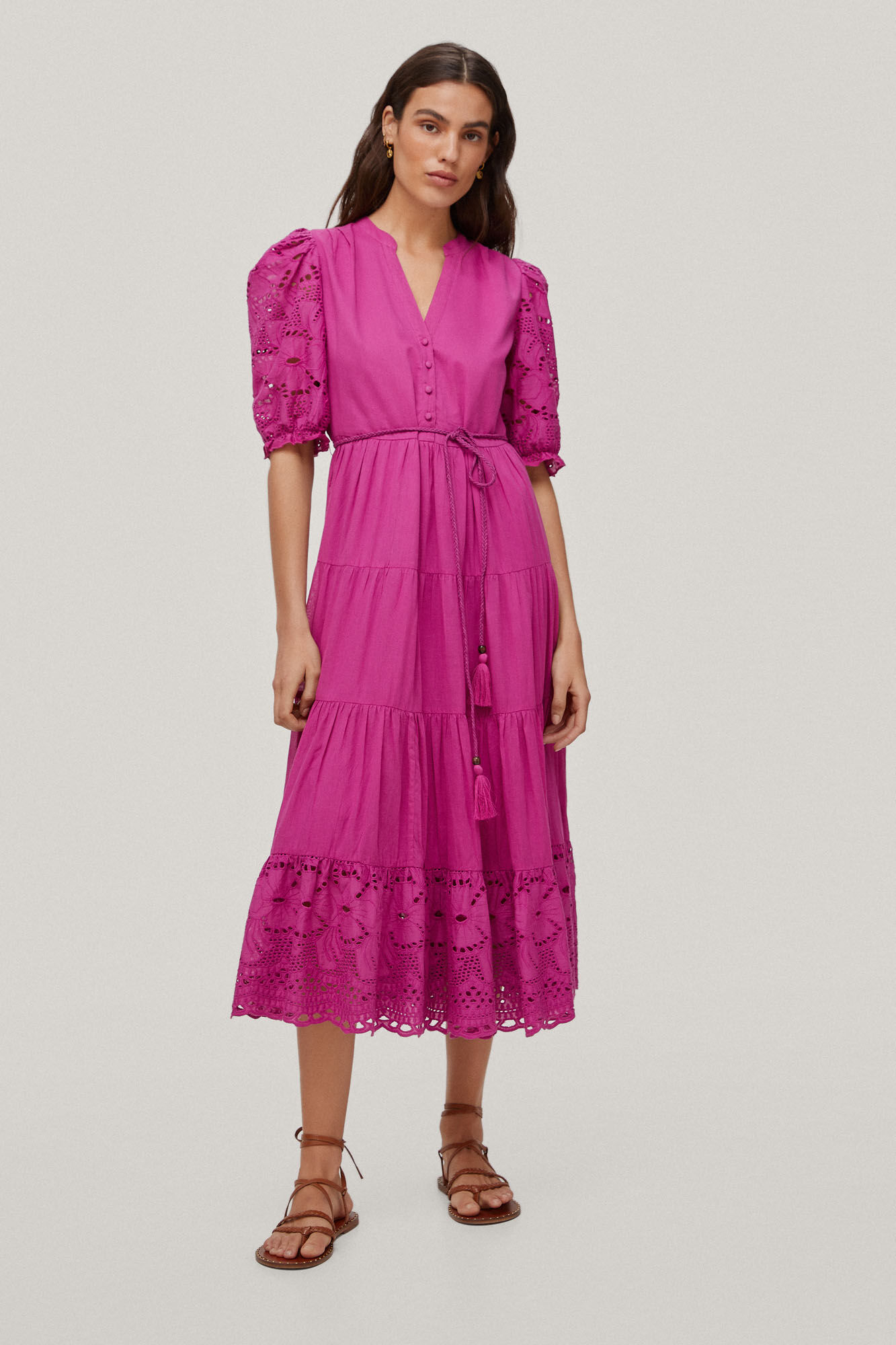 Vestido longo com detalhes florais perfurados nas mangas e na barra. - Roxo