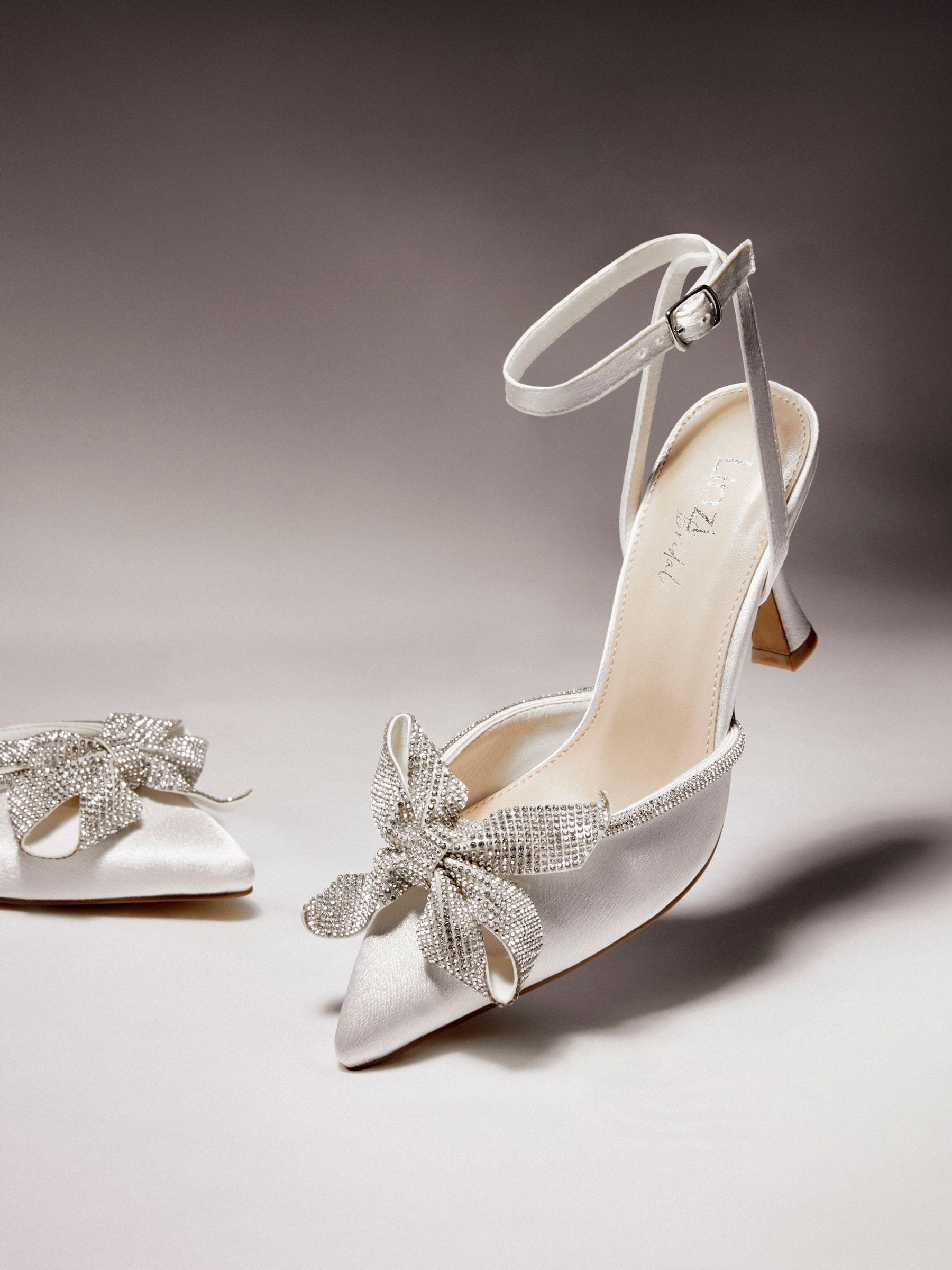 Linzi Bruidskleding Angela Satijn Diamante Strik detail pumps