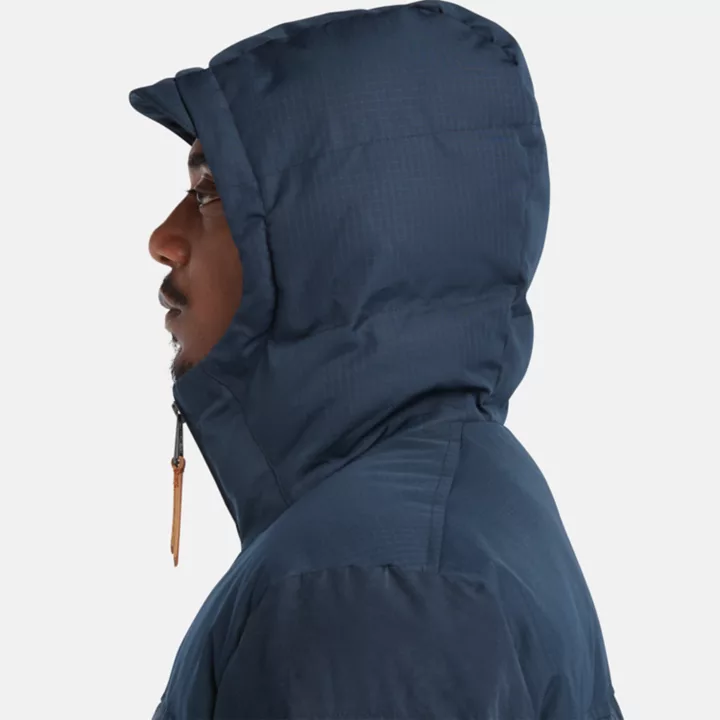 Jaqueta puffer impermeável com capuz Mountain Welch para homens na cor azul marinho.