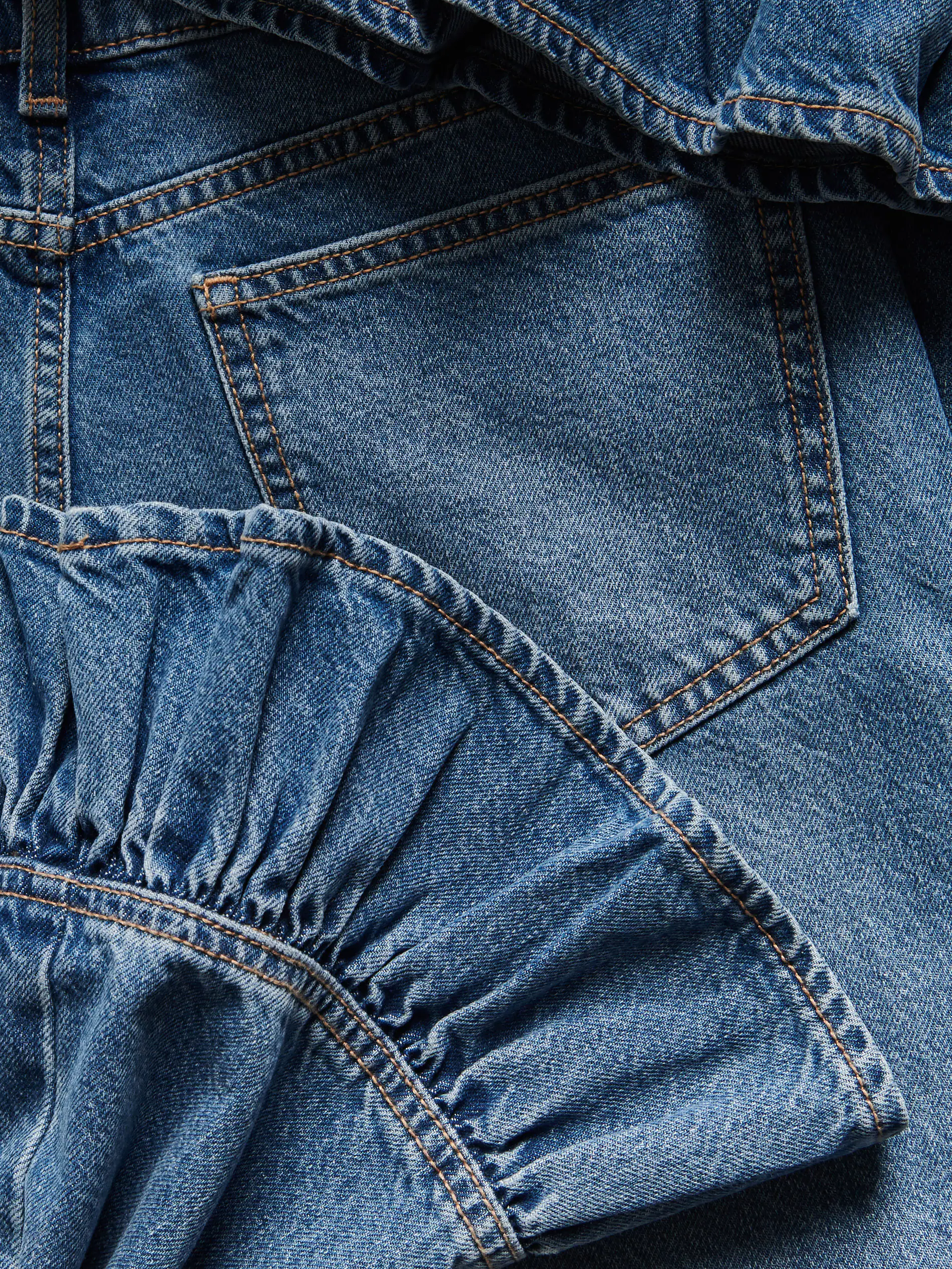 Weite Jeans mit Rüschenbesatz