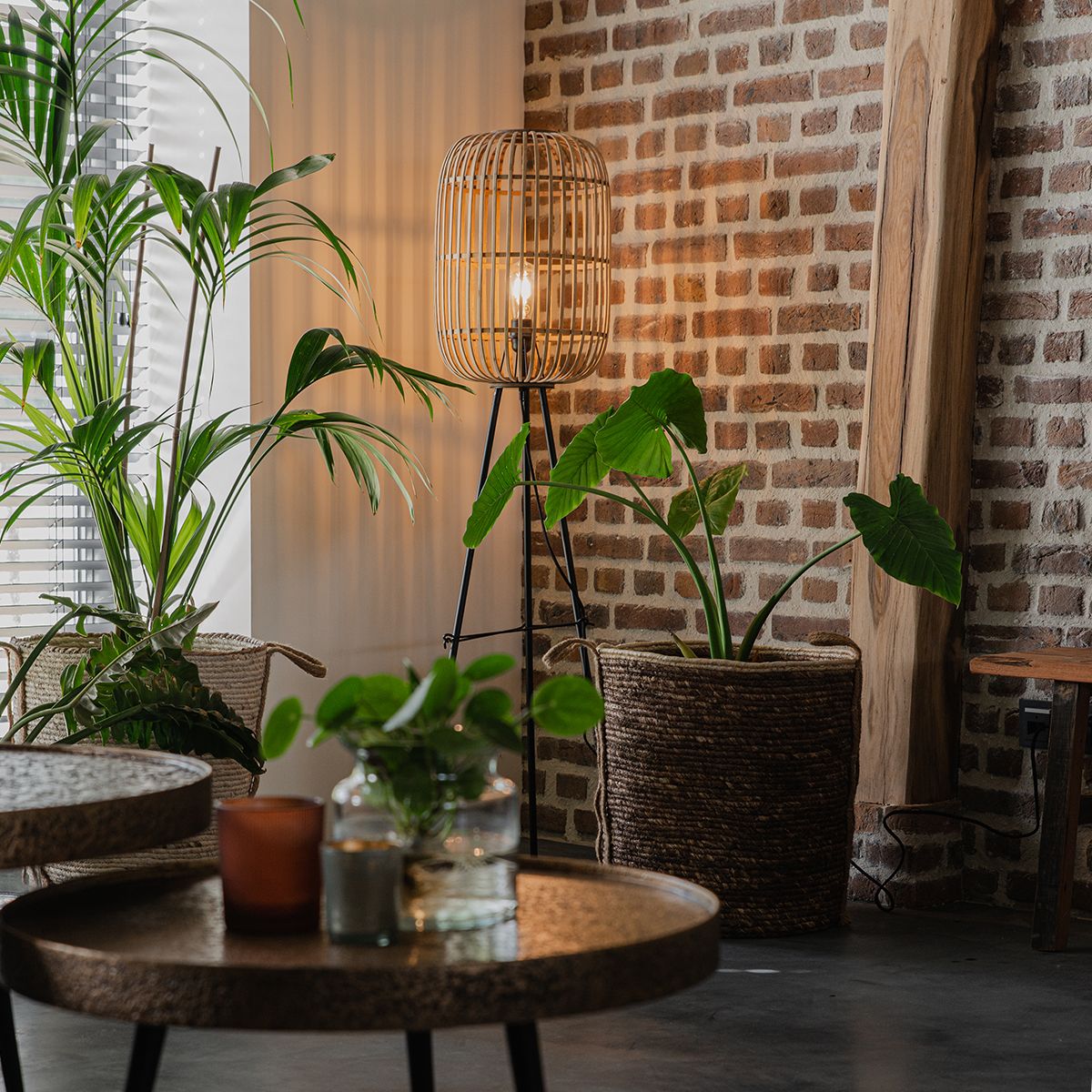 Landelijke vloerlamp zwart met rotan - Manila