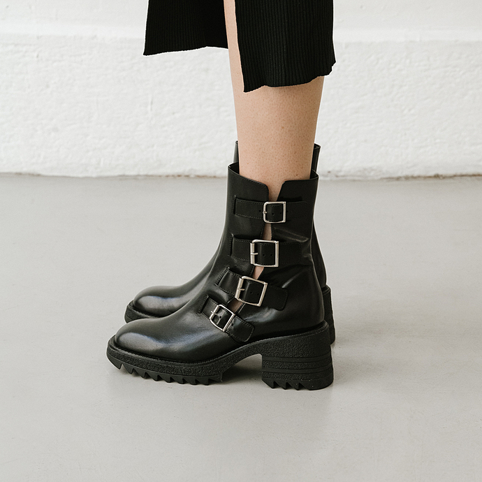 Boots à sangles et semelles crantées  en cuir glacé noir