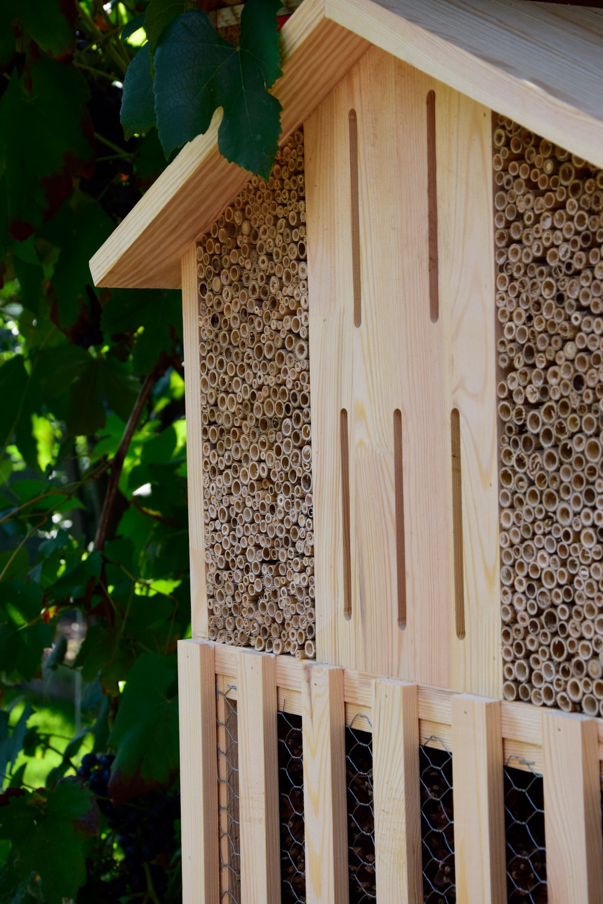 dobar XXL Insektenhotel-Wand mit Igelhaus
