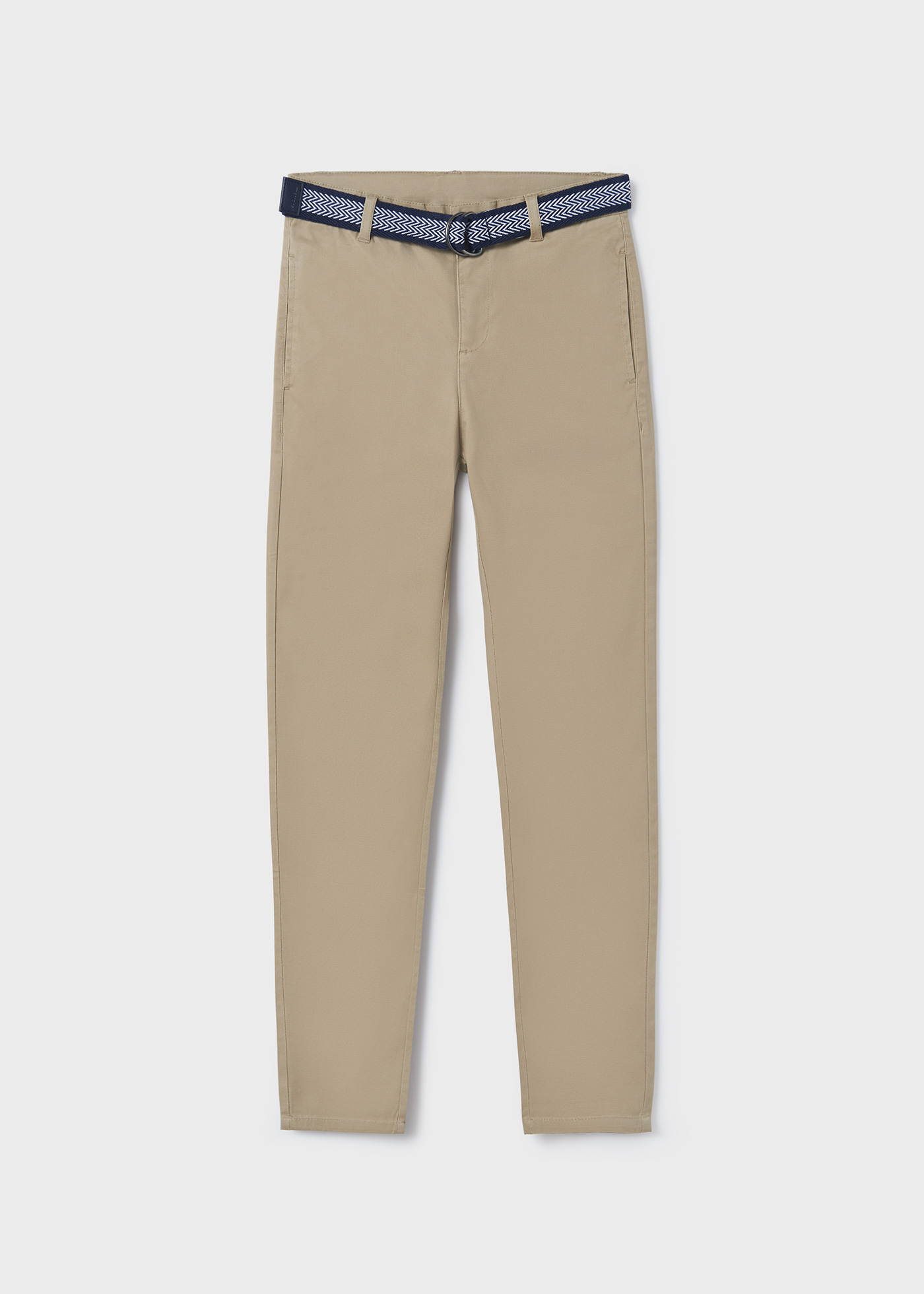 Calça chino em piqué com cinto pequeno.