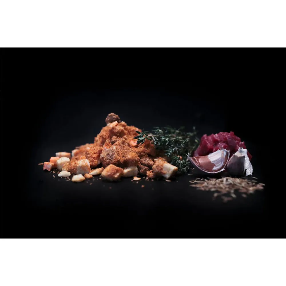 Comida orgânica de trilha, ensopado de carne e batata