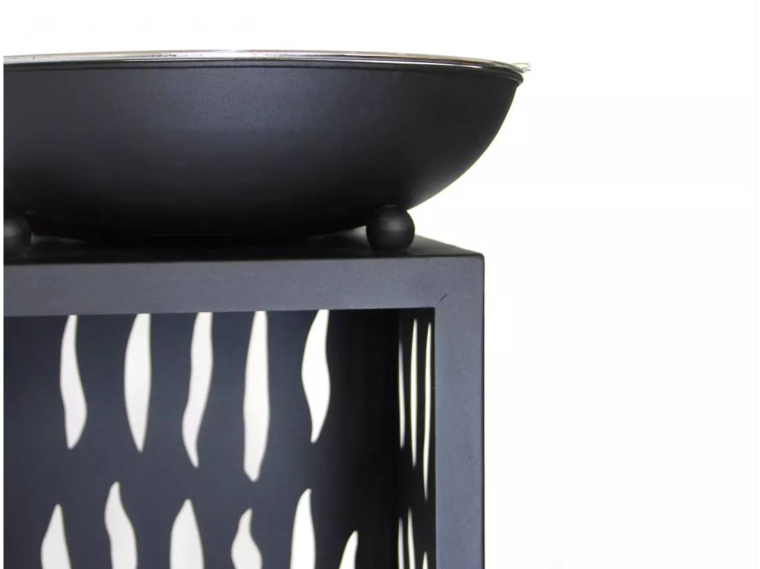 Barbecue au design élégant avec grill chromé en acier noir