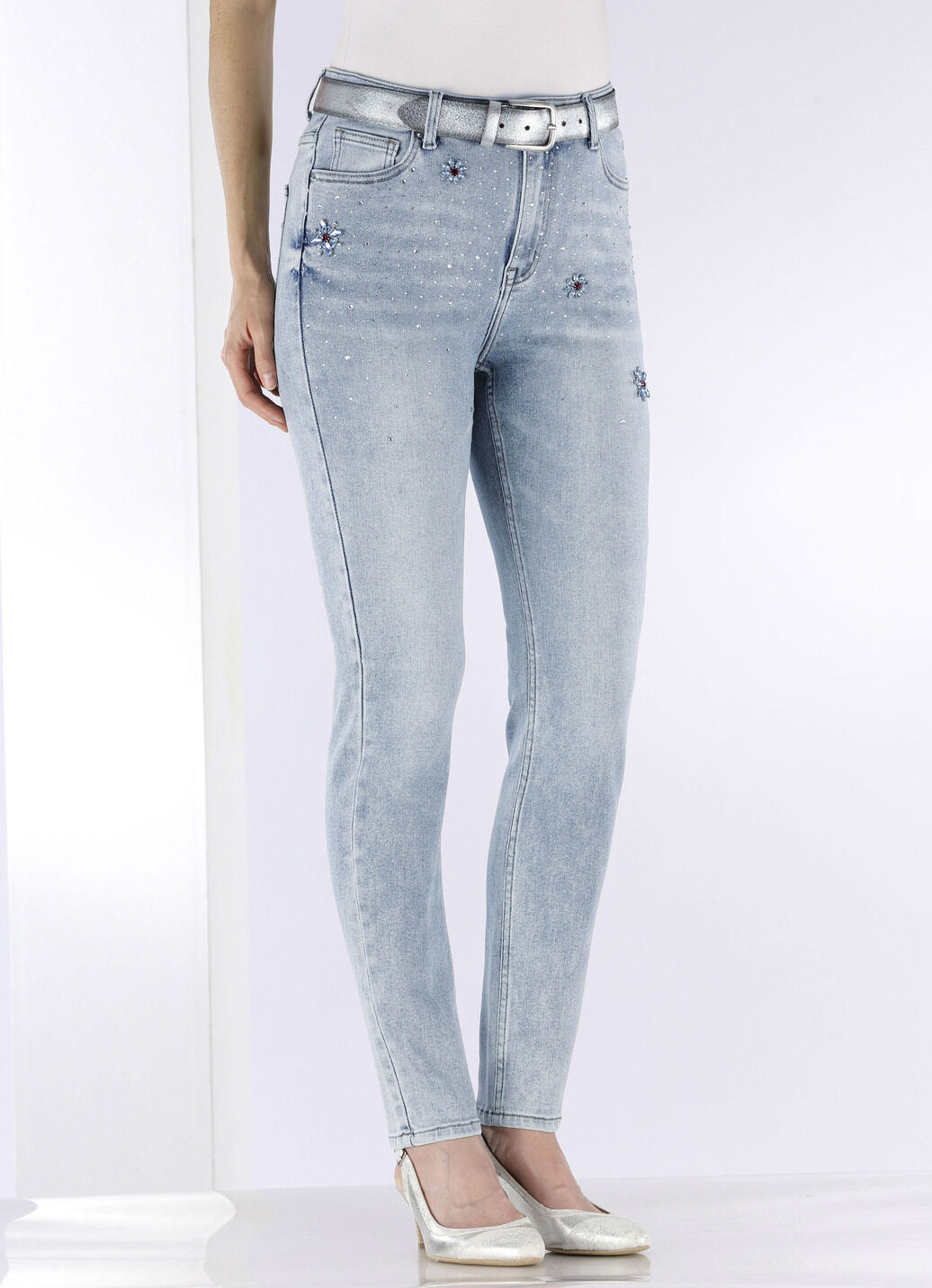 Jeans mit Strasszier und glänzenden Blütenmotiven