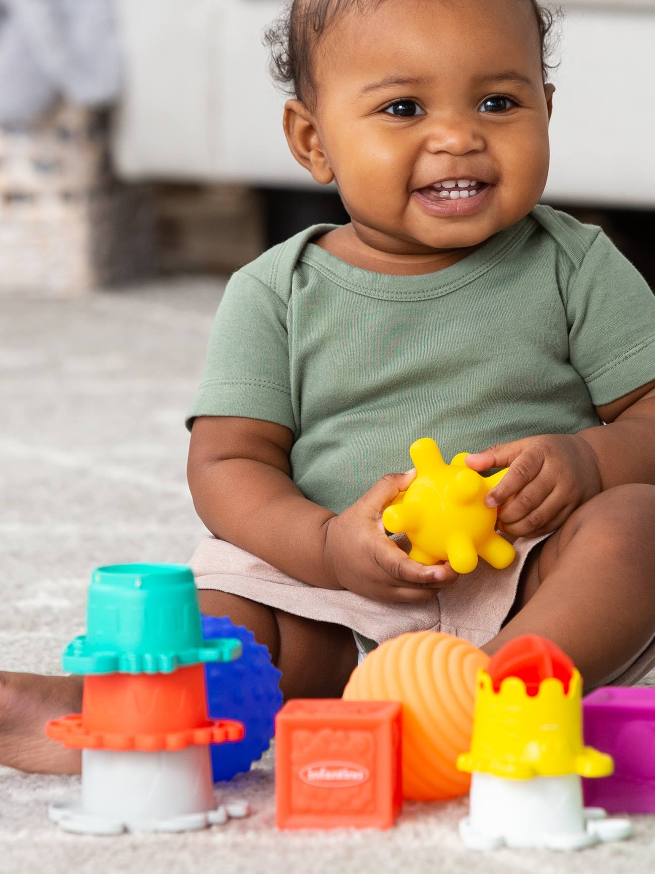 Conjunto Infantino multicolorido com bolas, cubos e copos.