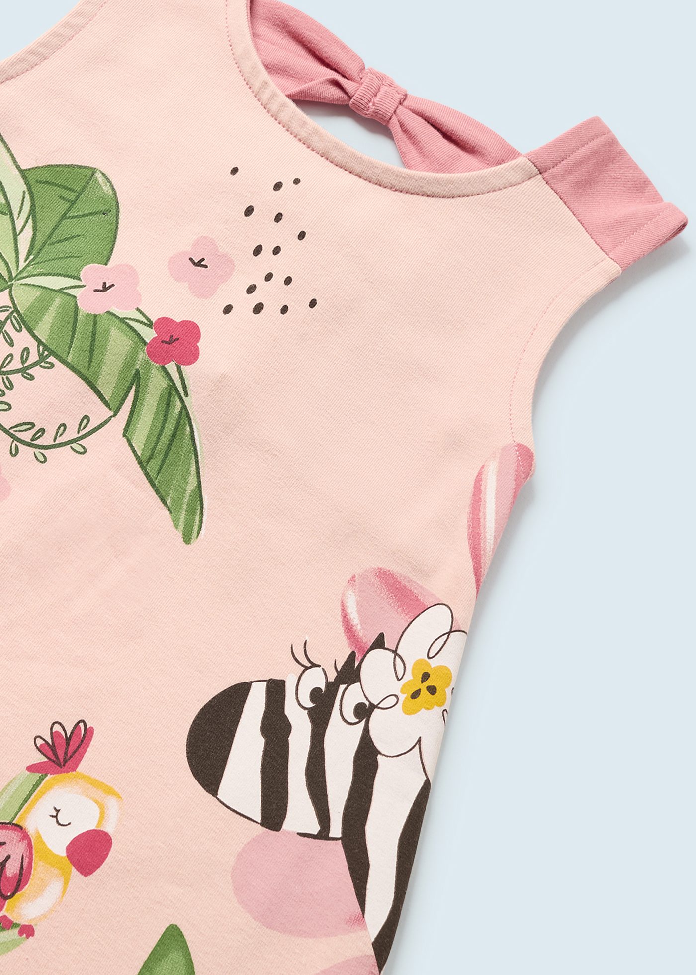Vestido infantil com estampa feita de algodão sustentável.