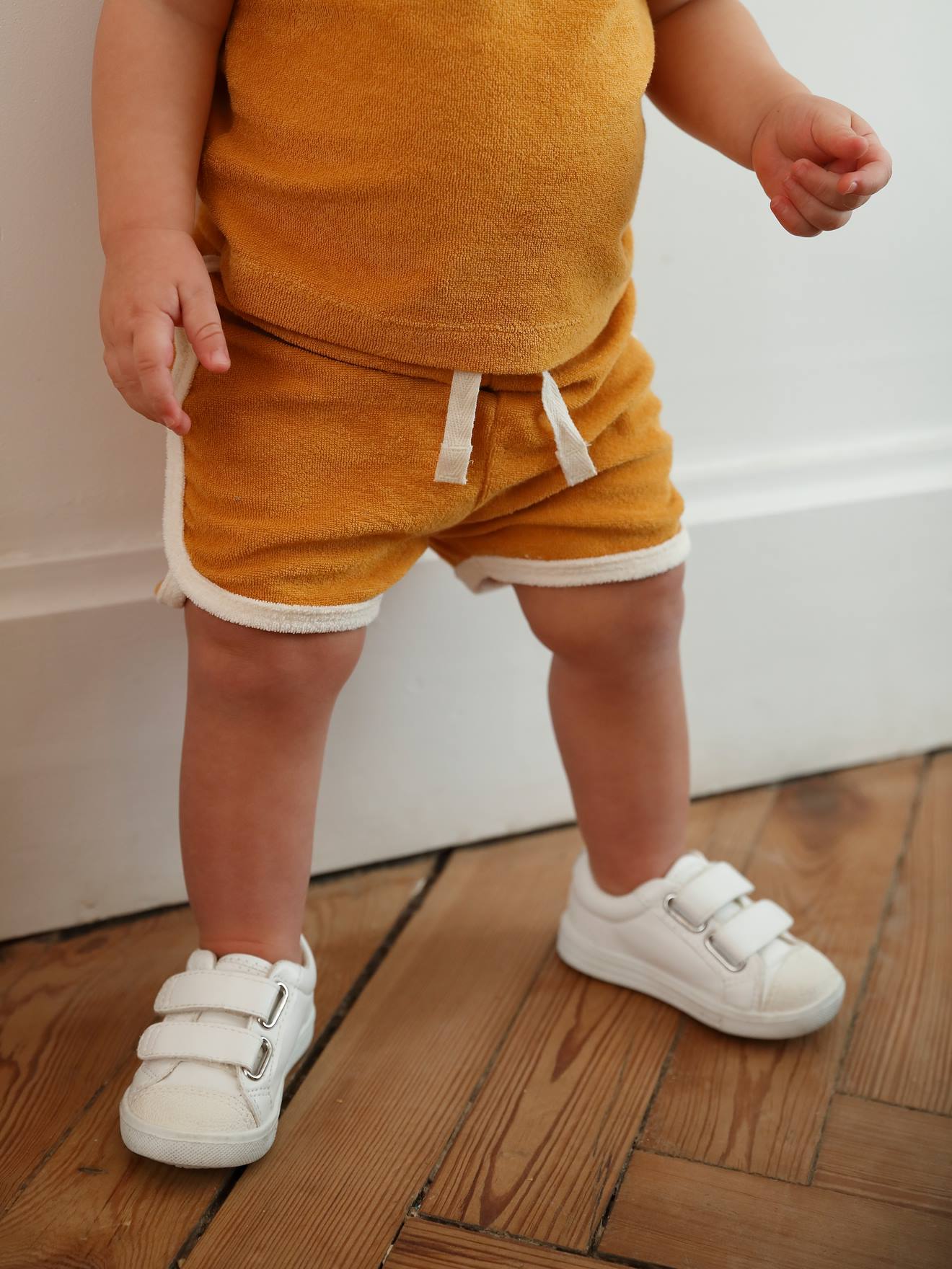 Tênis com fecho de velcro. Branco