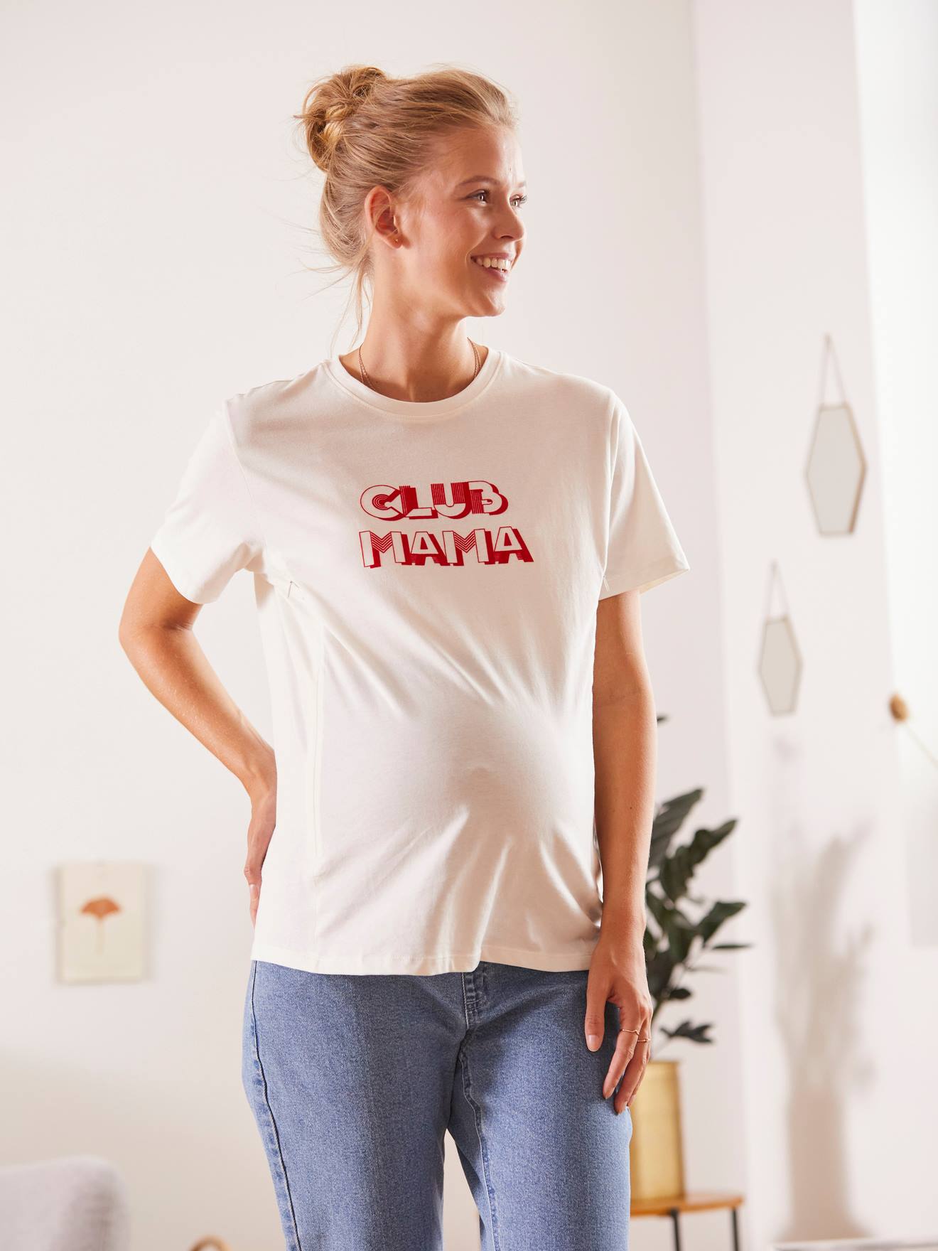 Camiseta branca lisa com uma mensagem sobre gravidez e amamentação.