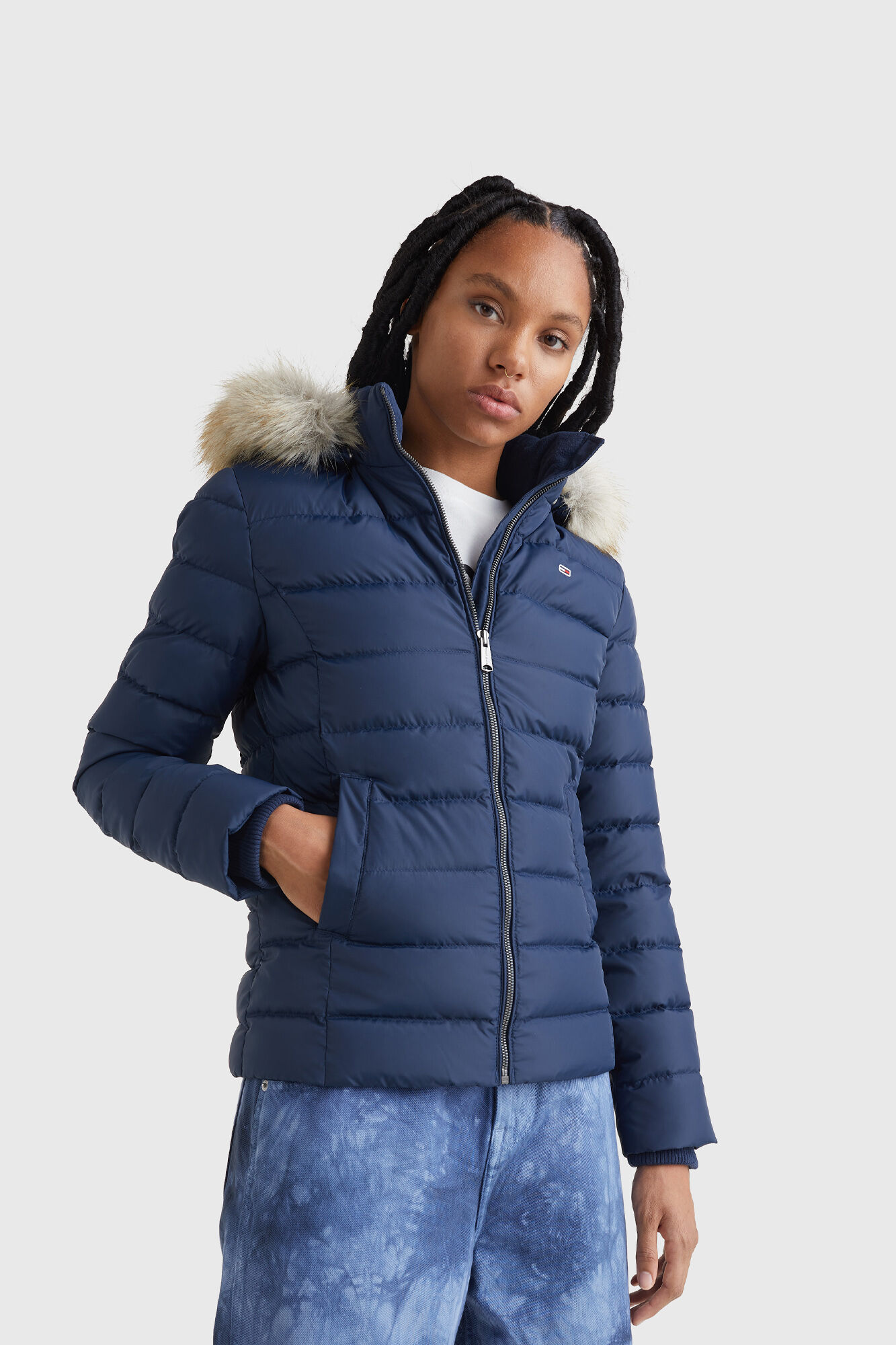 Jaqueta feminina Tommy Jeans com capuz e enchimento de plumas.