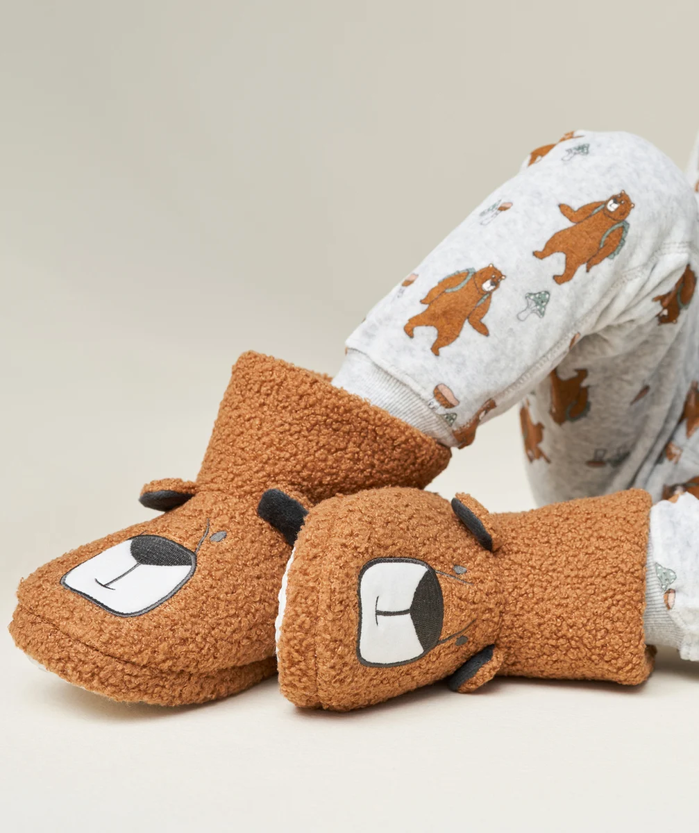 LA PAIRE DE CHAUSSONS OURS GARÇON EN SHERPA MARRON