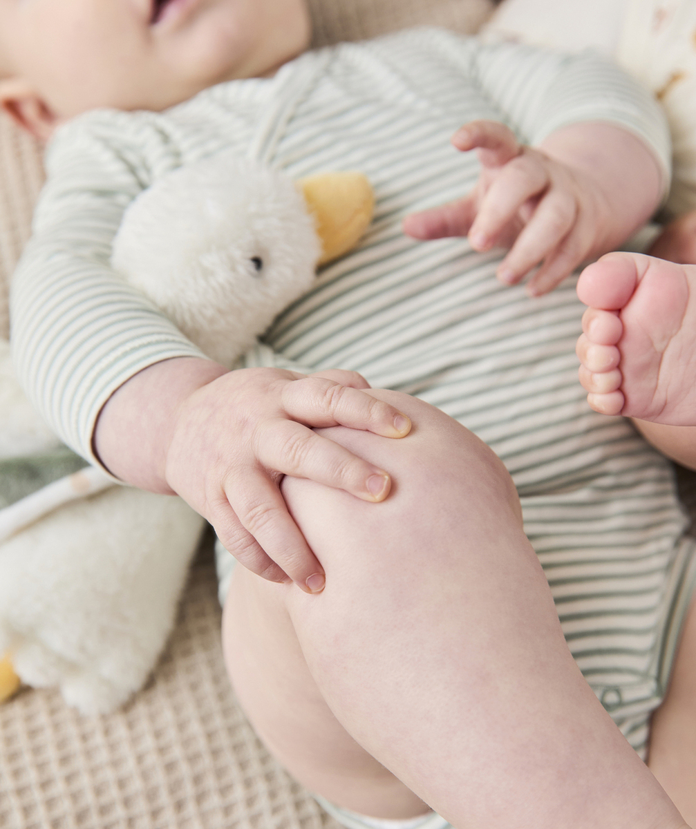 LOT DE 3 BODIES EN COTON BIO ÉCRU BEIGE ET IMPRIMÉ VERT À RAYURES