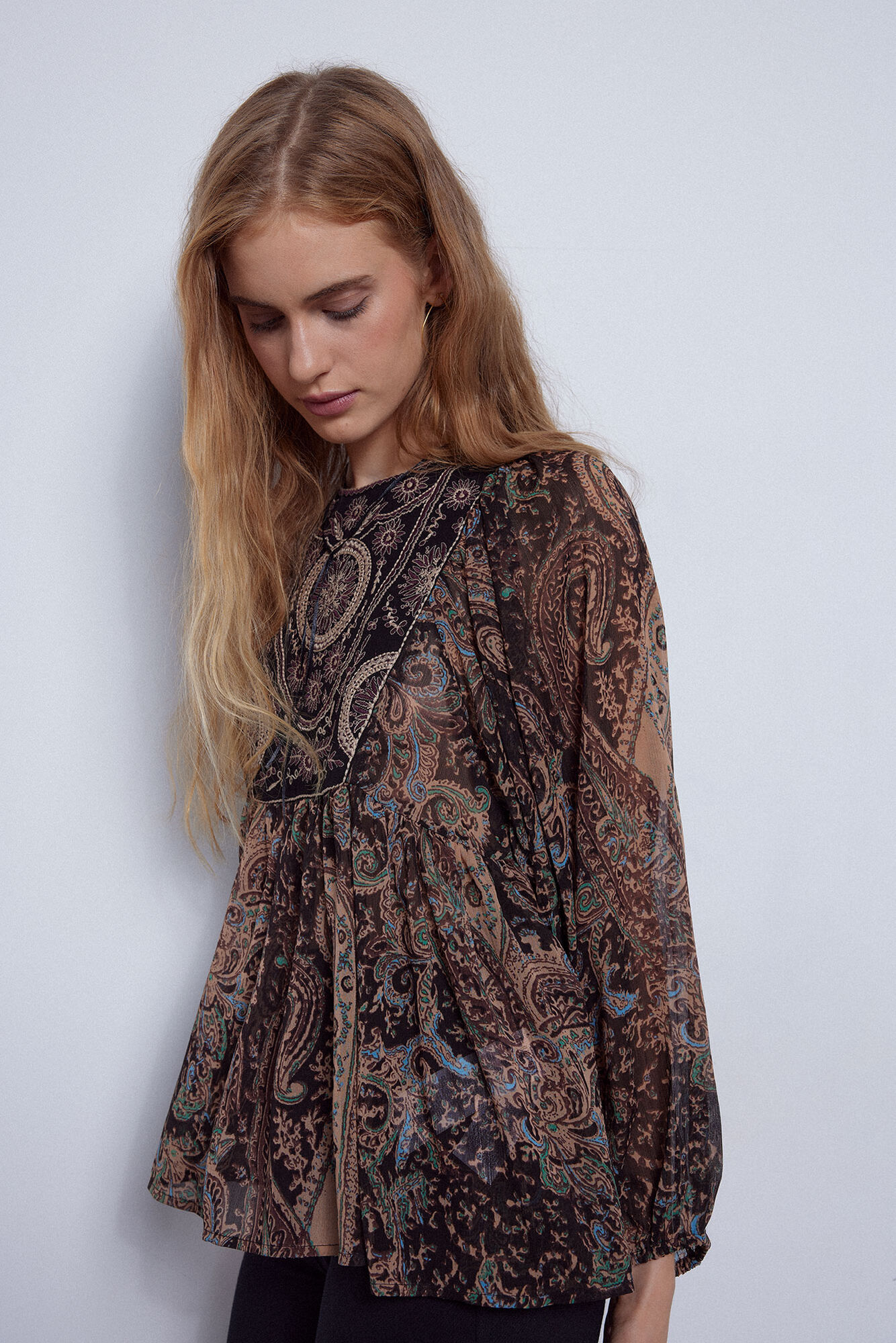 Blusa bordada e estampada
