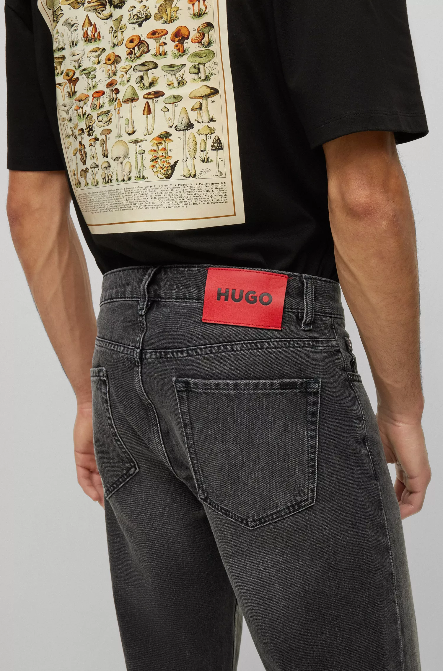 Calça jeans HUGO vermelha, corte regular, em denim rígido cinza.