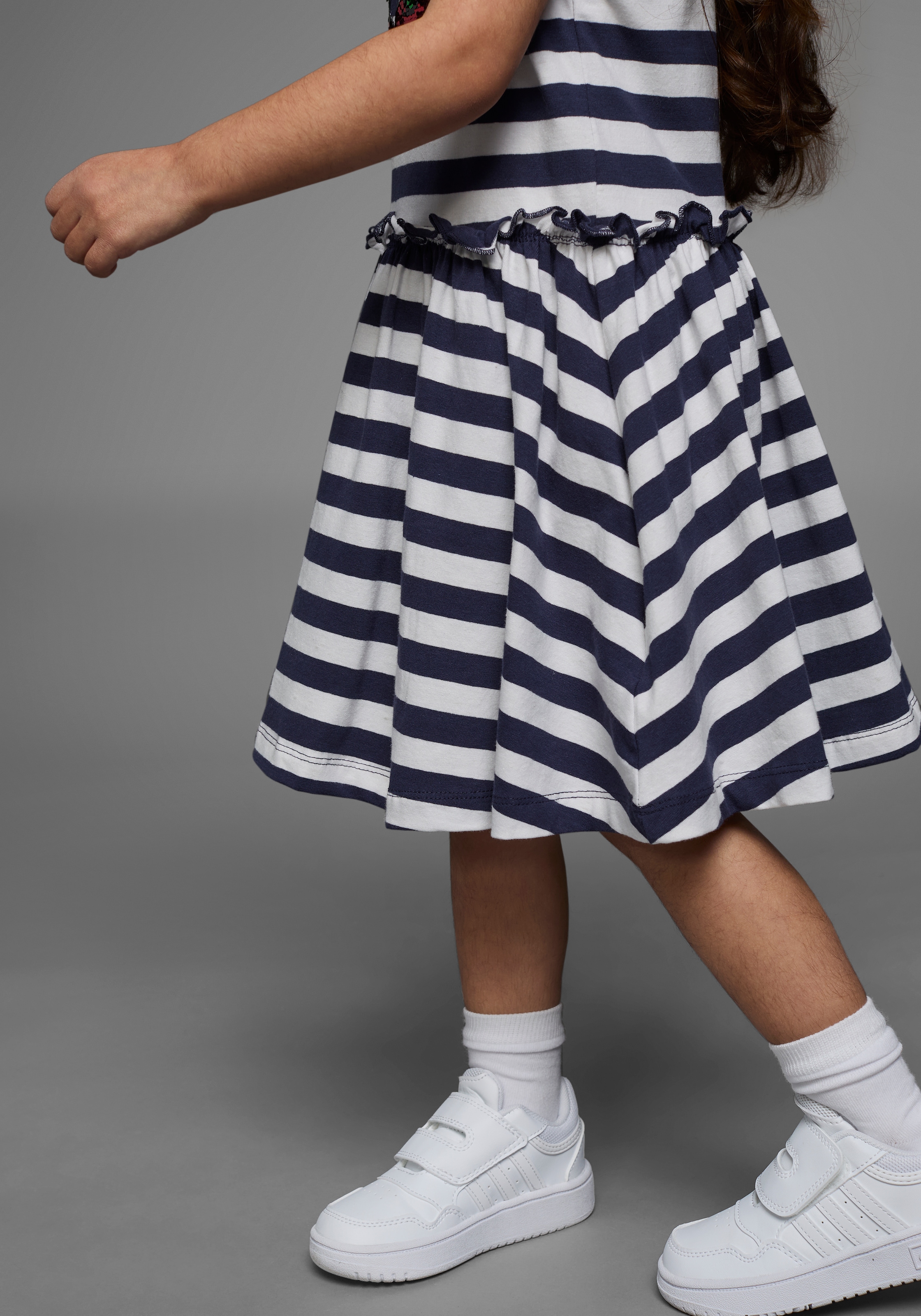 KIDSWORLD Jerseykleid »mit Pailletten für kleine Mädchen« festlich,  kniefrei,  verspielt,  aus Baumwollmischung