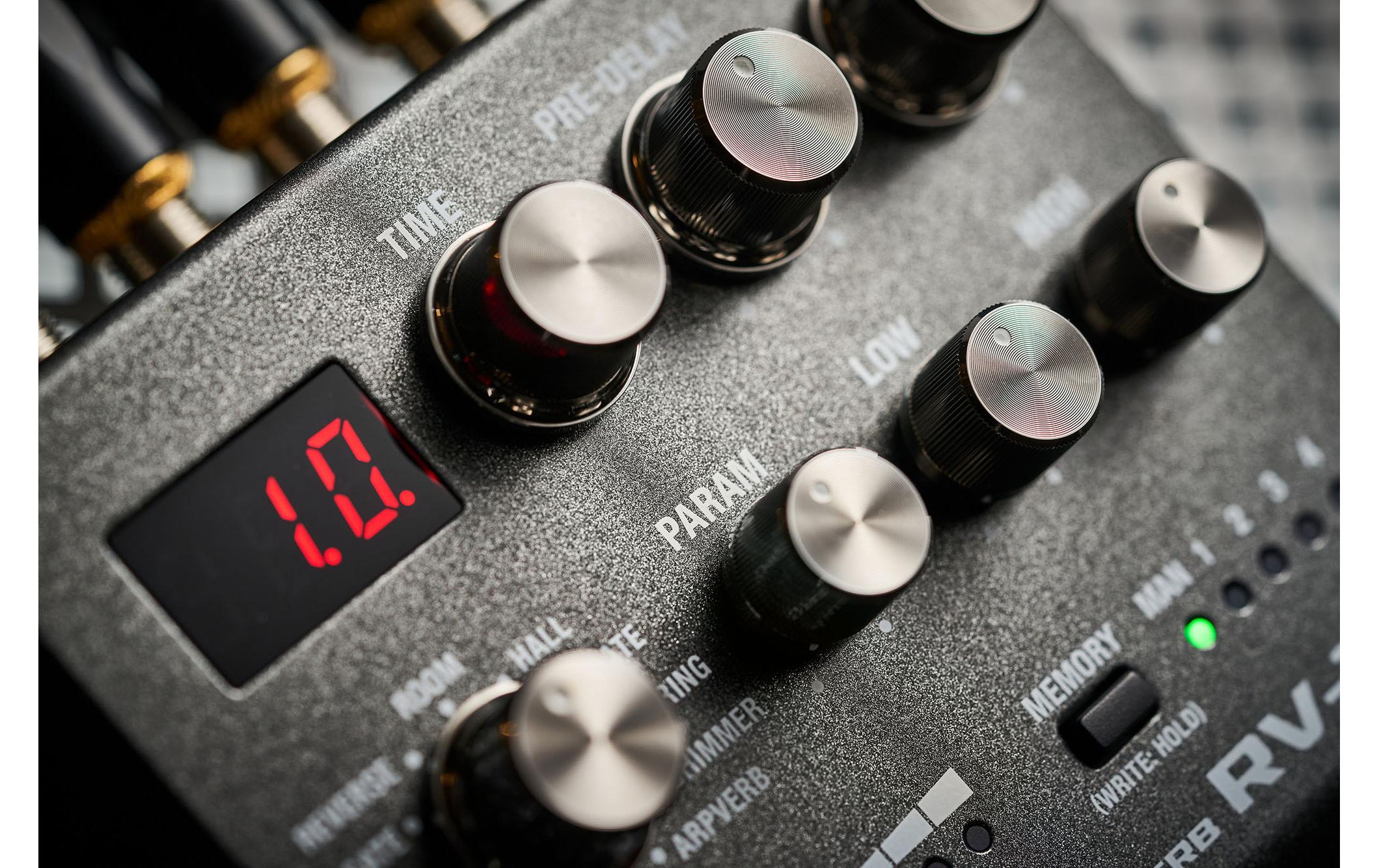 Effektgerät RV-200<br>12 inspirierende Reverb-Effekte und ausdrucksstarke Performance-Tools in einem vielseitigen Pedal