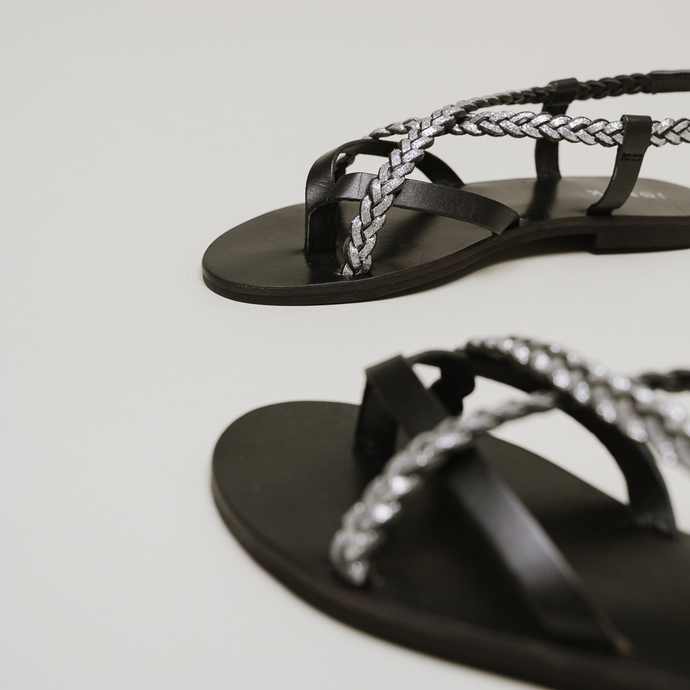 Sandales à brides tressées  en cuir noir et argent
