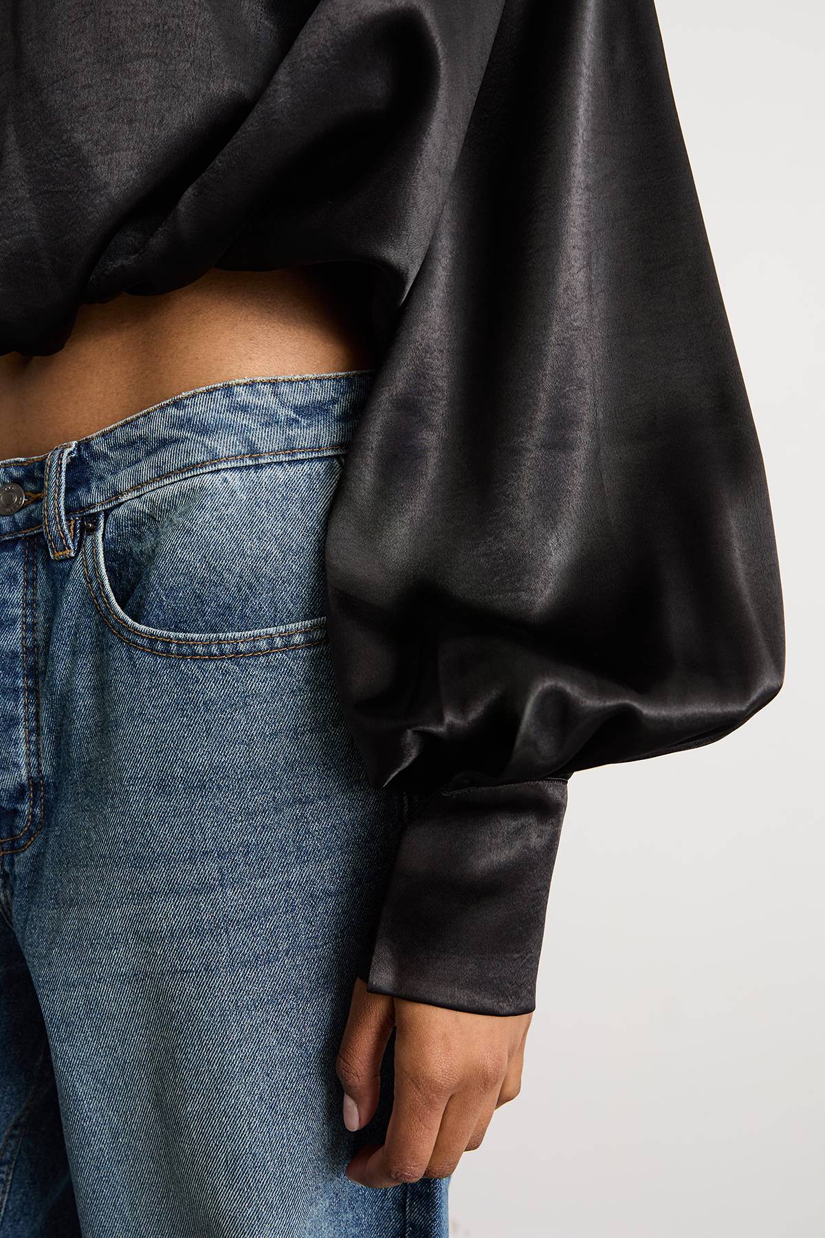 Warehouse Blouse en Satin Drapée à Épaules Extrêmes