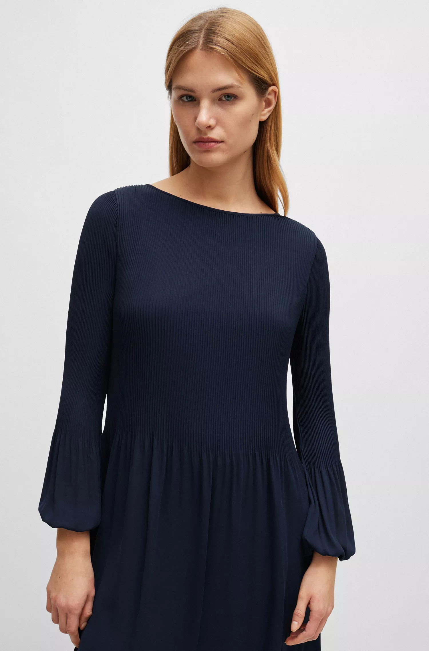 Vestido preto BOSS de corte regular com mangas compridas e saia plissada.