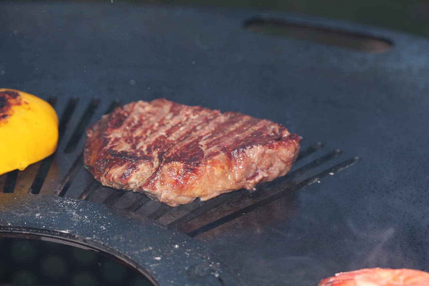 Premium Feuerplatte 80 cm - 5mm dick - Grillring & BBQ-Platte (mit Feinem Grillrost) & 4 Handgriffen - Ultimatives Grilldisk-Erlebnis für Feuertonnen & Feuerring