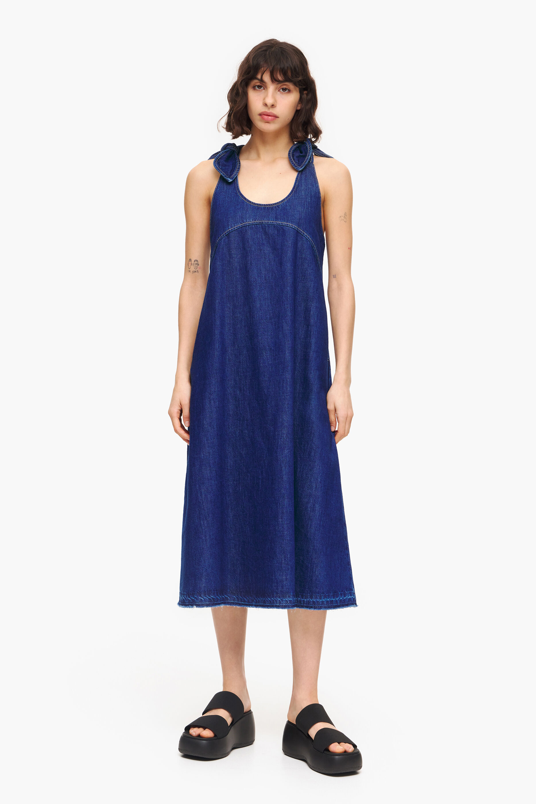 Vestido jeans azul escuro com modelagem evasê