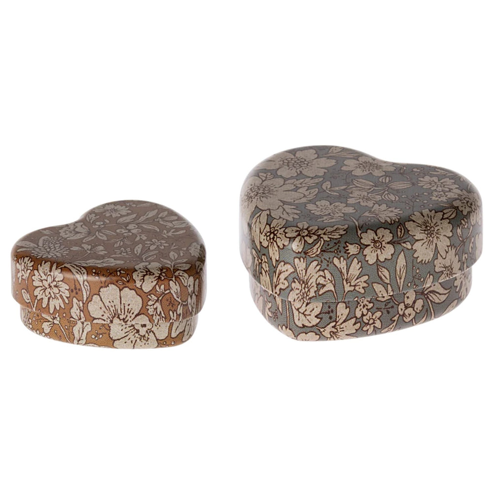 Køb Maileg Metal heart box, 2 pcs set - Blue/Ocher blossom