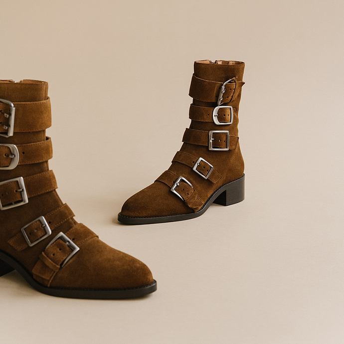 Boots à sangles et bouts pointus  en croute cognac