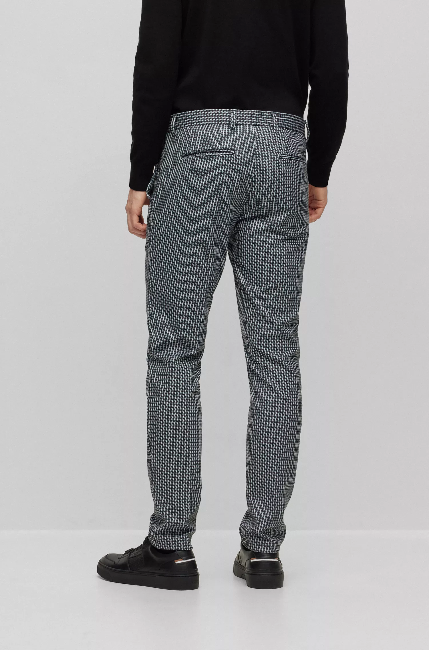 Calça chino BOSS preta, corte slim, em malha elástica xadrez.