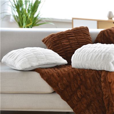 Housse coussin imitation fourrure à relief