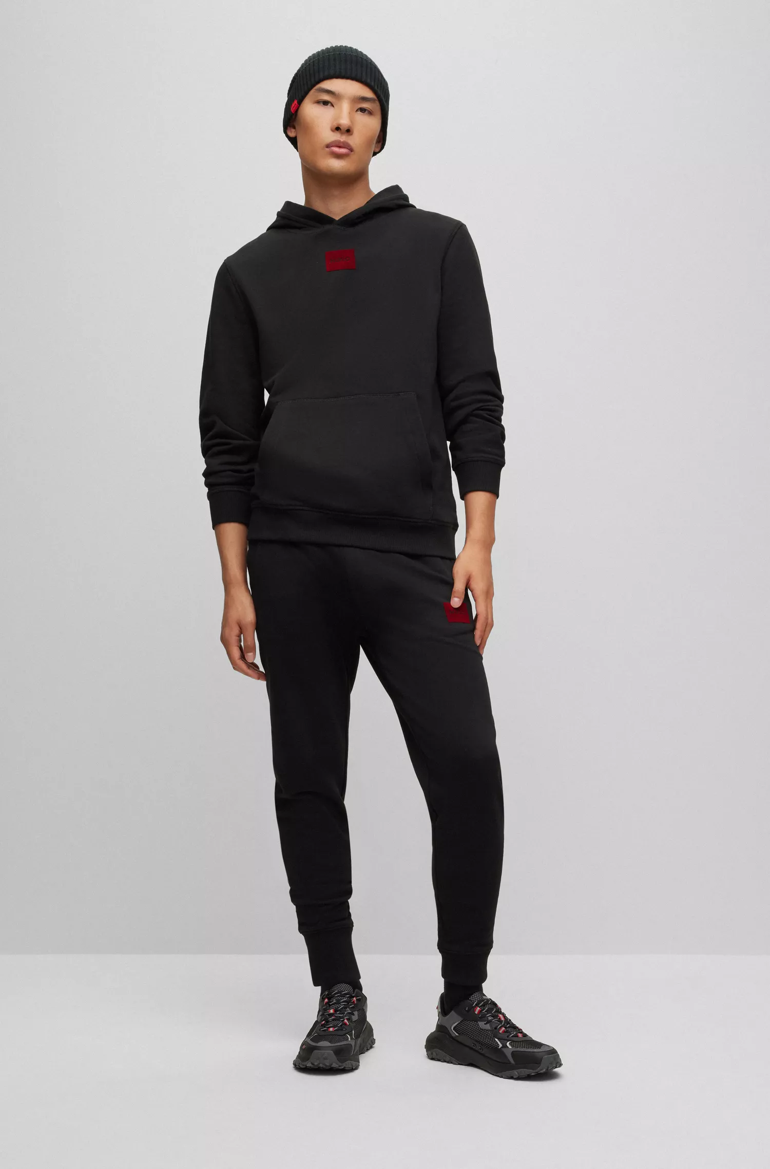 Moletom HUGO vermelho em algodão felpudo com modelagem regular e logo estampado em flocagem.