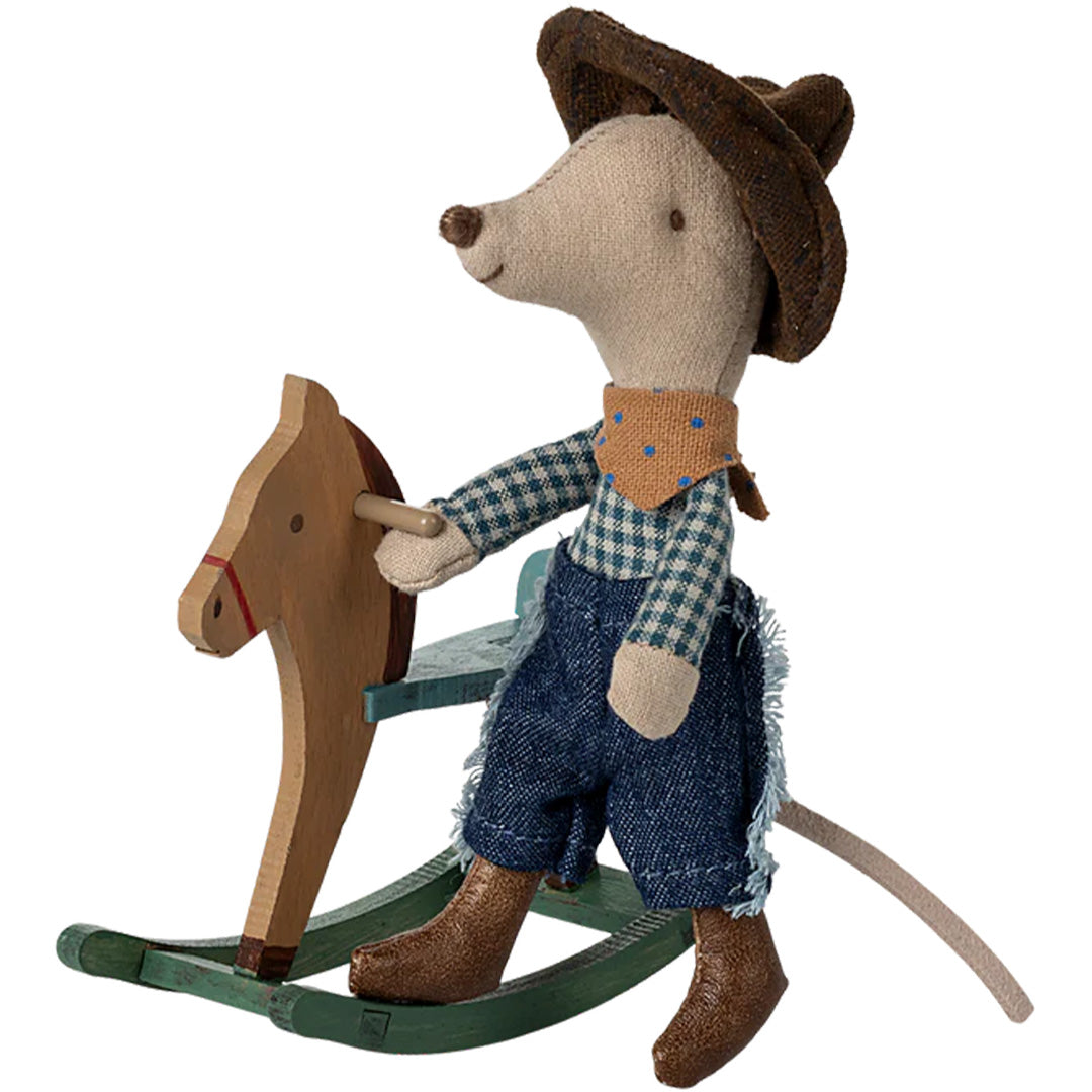maileg knuffelmuis kleine broer met hobbelpaard - cowboy - 11 cm