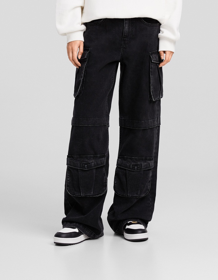 Calça cargo com vários bolsos