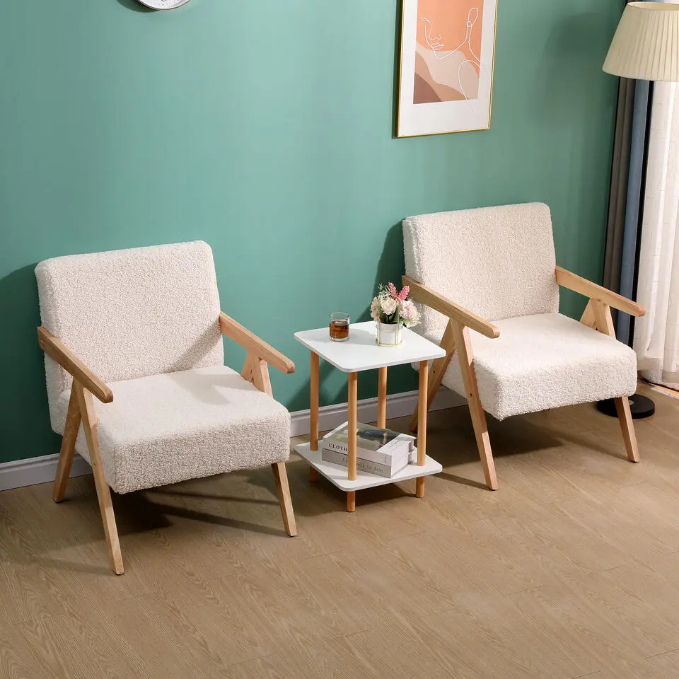 Fauteuil van massief hout en witte lussen